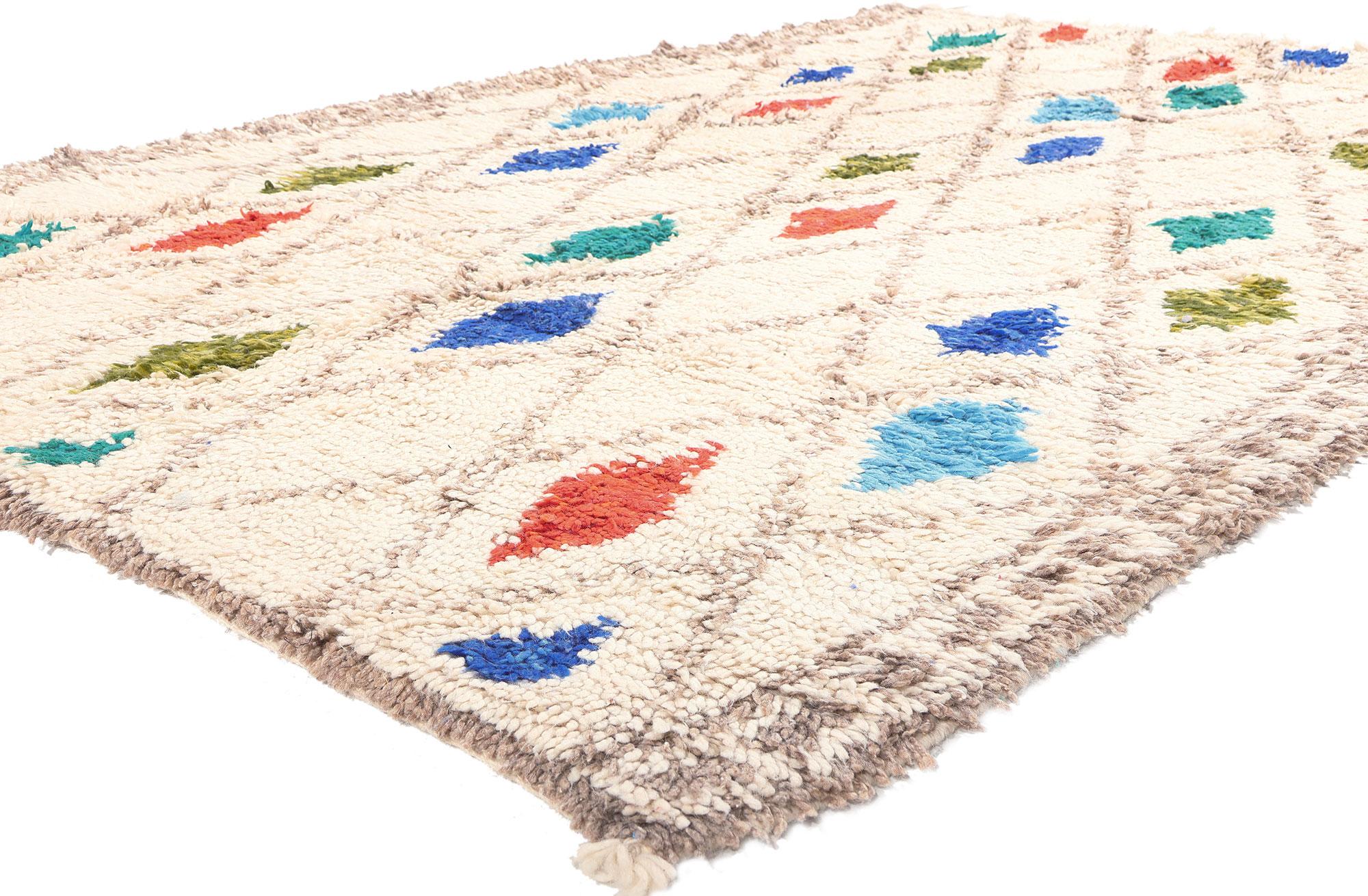 21041 Tapis marocain coloré en azilal, 05'11 x 09'01.
Dans le royaume enchanteur où le boho tribal danse avec le style vibrant du jungalow, ce tapis marocain Azilal noué à la main émerge comme un chef-d'œuvre de poésie visuelle. Le treillis en