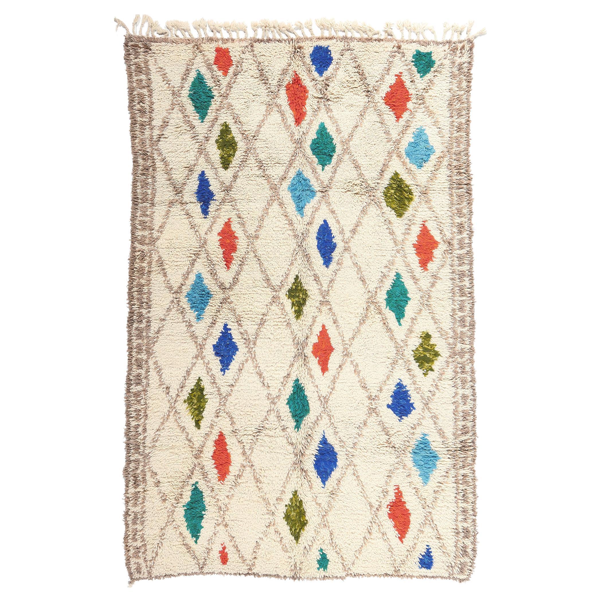 Nouveau tapis Azilal berbère marocain coloré en treillis de diamants avec style moderne en vente