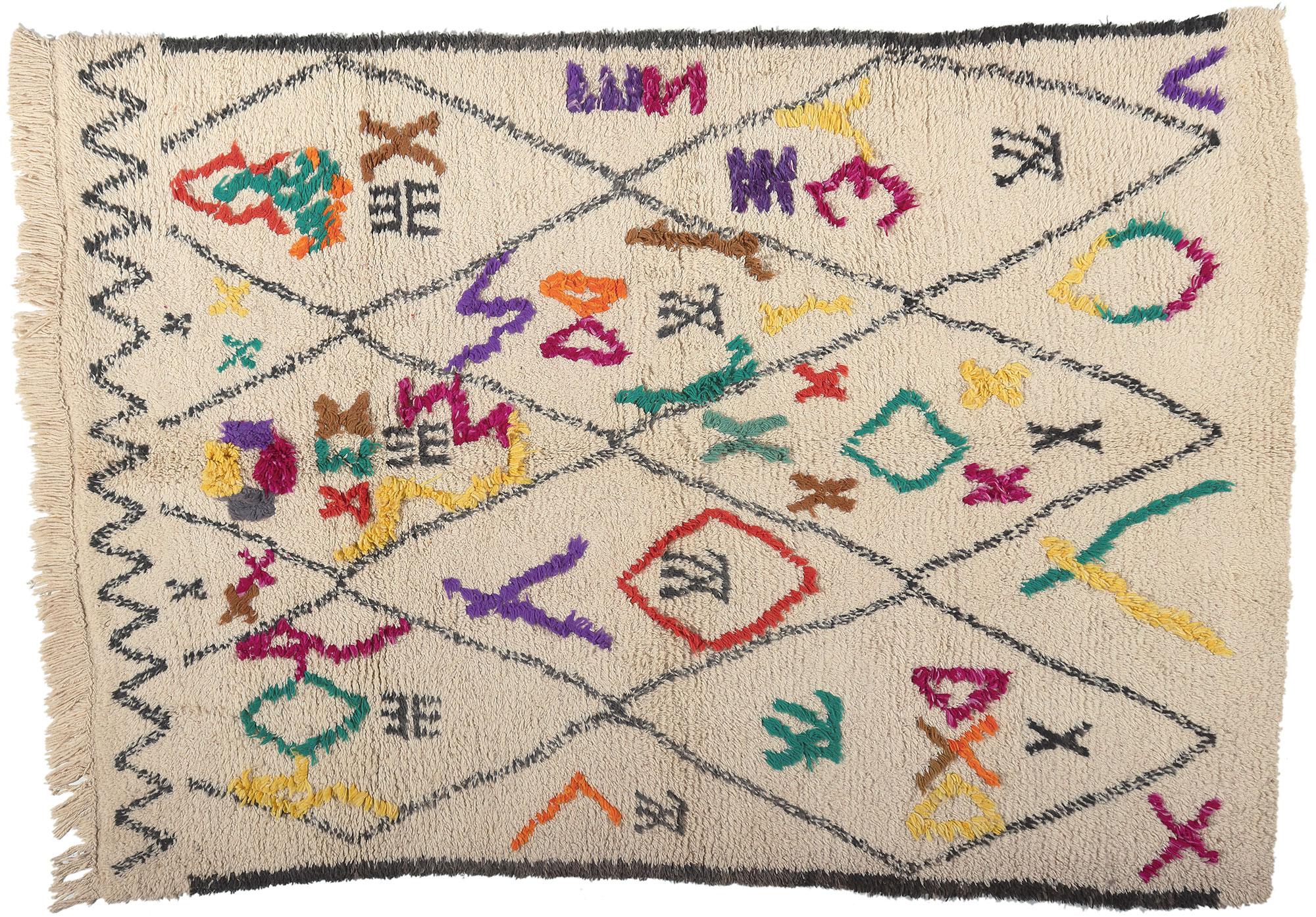 Marokkanischer Azilal-Teppich im Vintage-Stil, Stammeskunst-Enchantment Meets Cozy Boho Chic, farbenfroher im Angebot 3