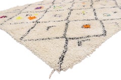 New Contemporary Berber Moroccan Azilal Rug with Cozy Hygge Boho Tribal Vibes (nouveau tapis berbère marocain contemporain aux accents tribaux)