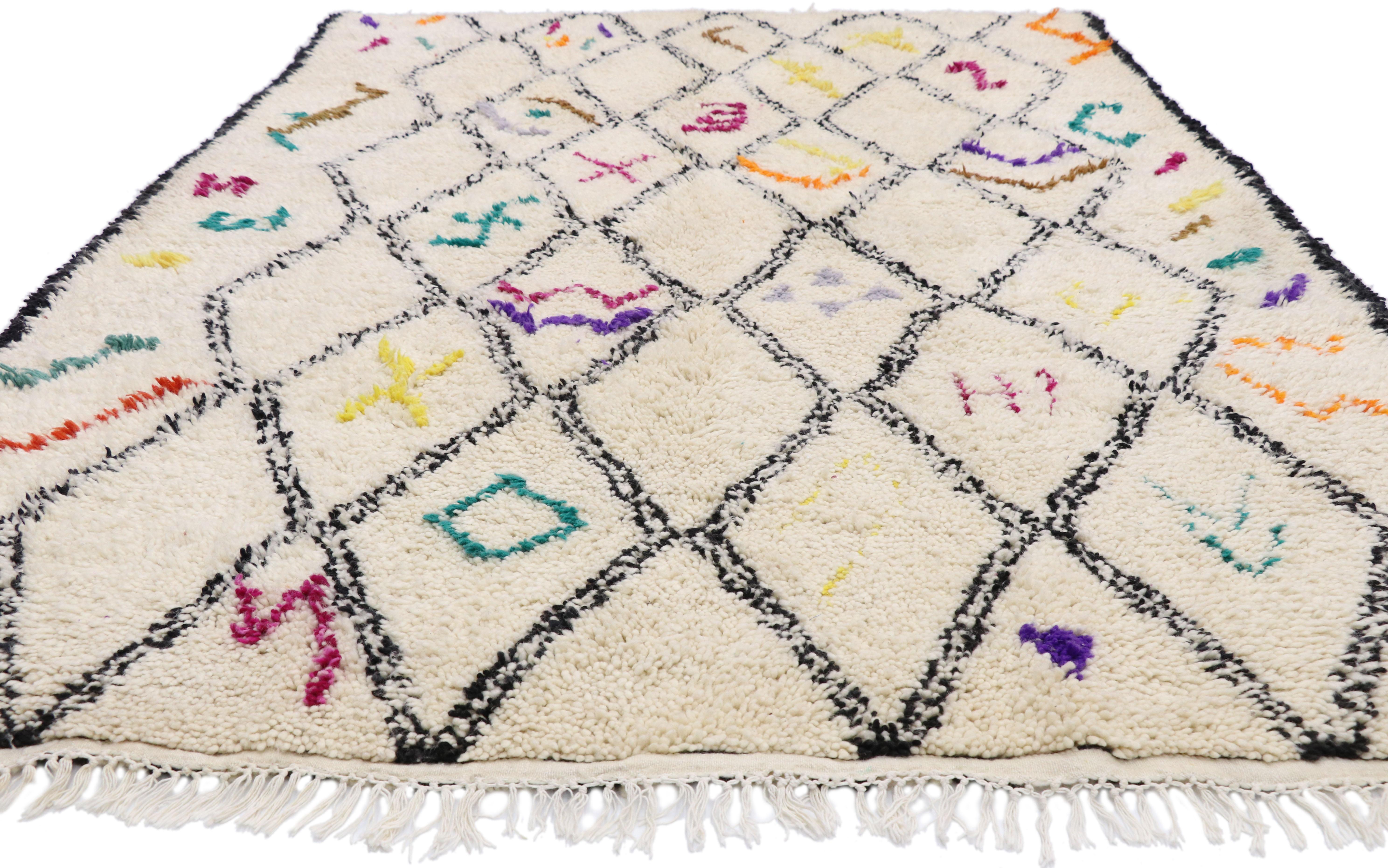 Zeitgenössischer marokkanischer Azilal-Teppich aus Berber mit Hygge-B böhmischem Stammesstil (Stammeskunst) im Angebot