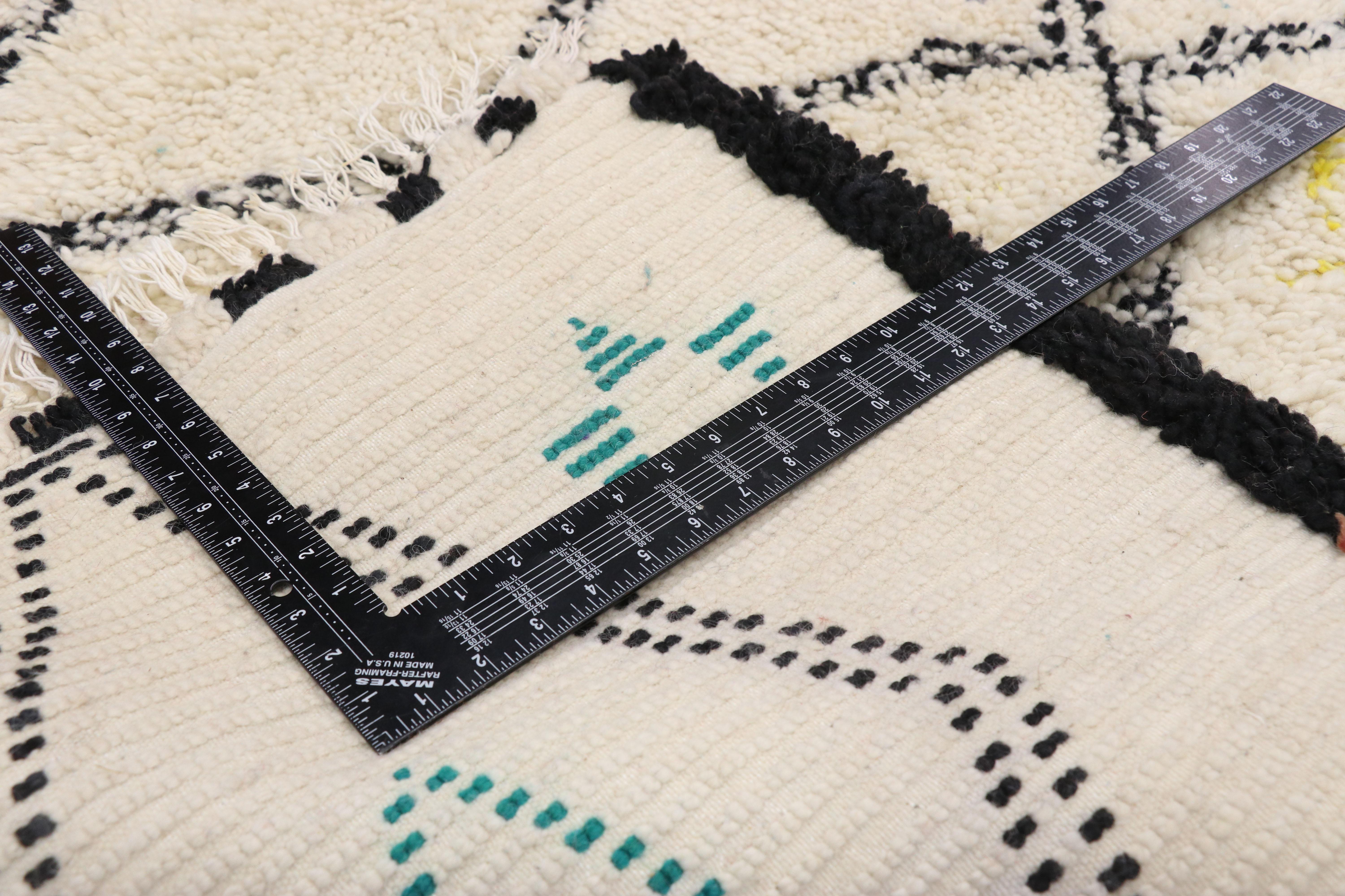 Zeitgenössischer marokkanischer Azilal-Teppich aus Berber mit Hygge-B böhmischem Stammesstil (Handgeknüpft) im Angebot