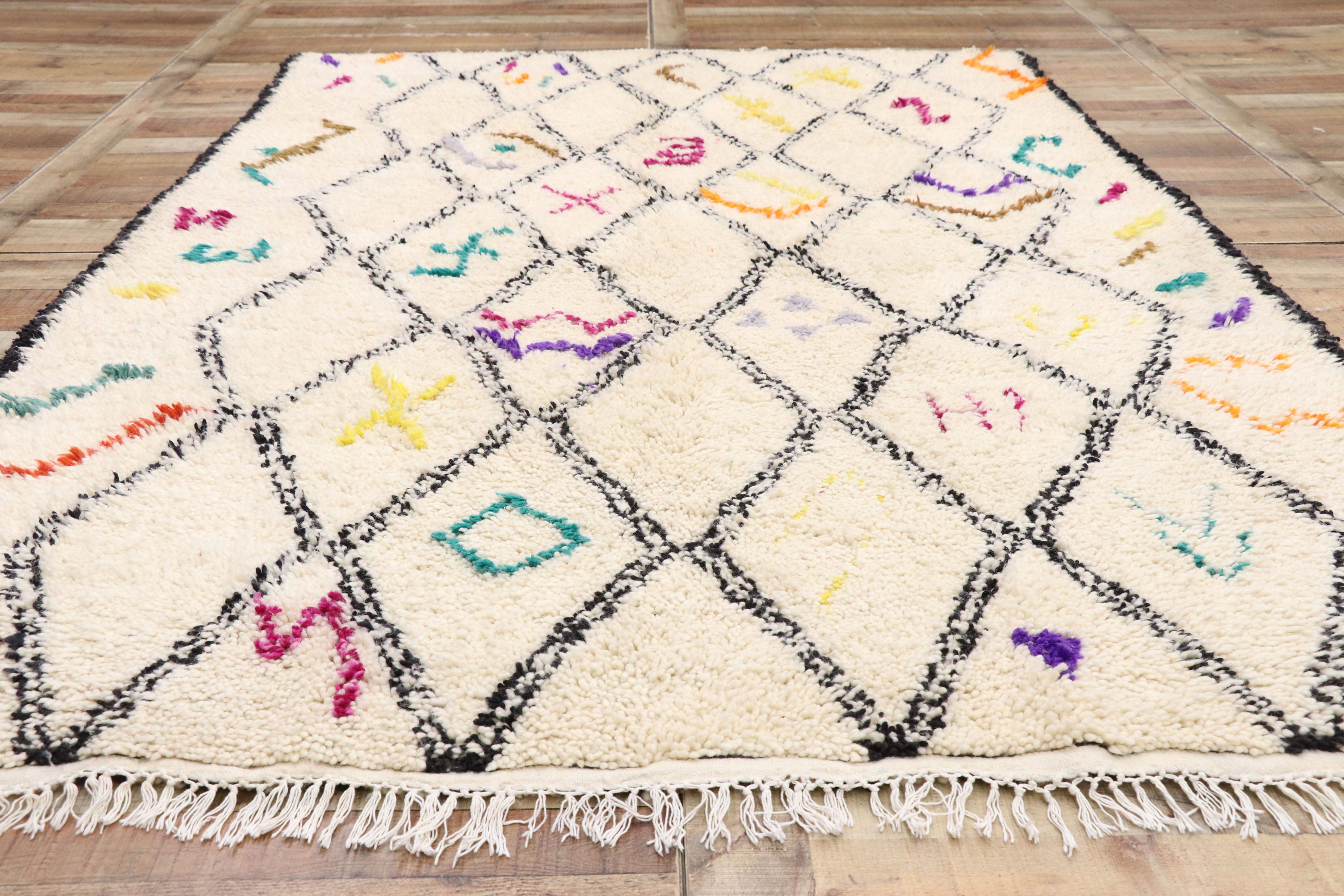 Zeitgenössischer marokkanischer Azilal-Teppich aus Berber mit Hygge-B böhmischem Stammesstil (21. Jahrhundert und zeitgenössisch) im Angebot