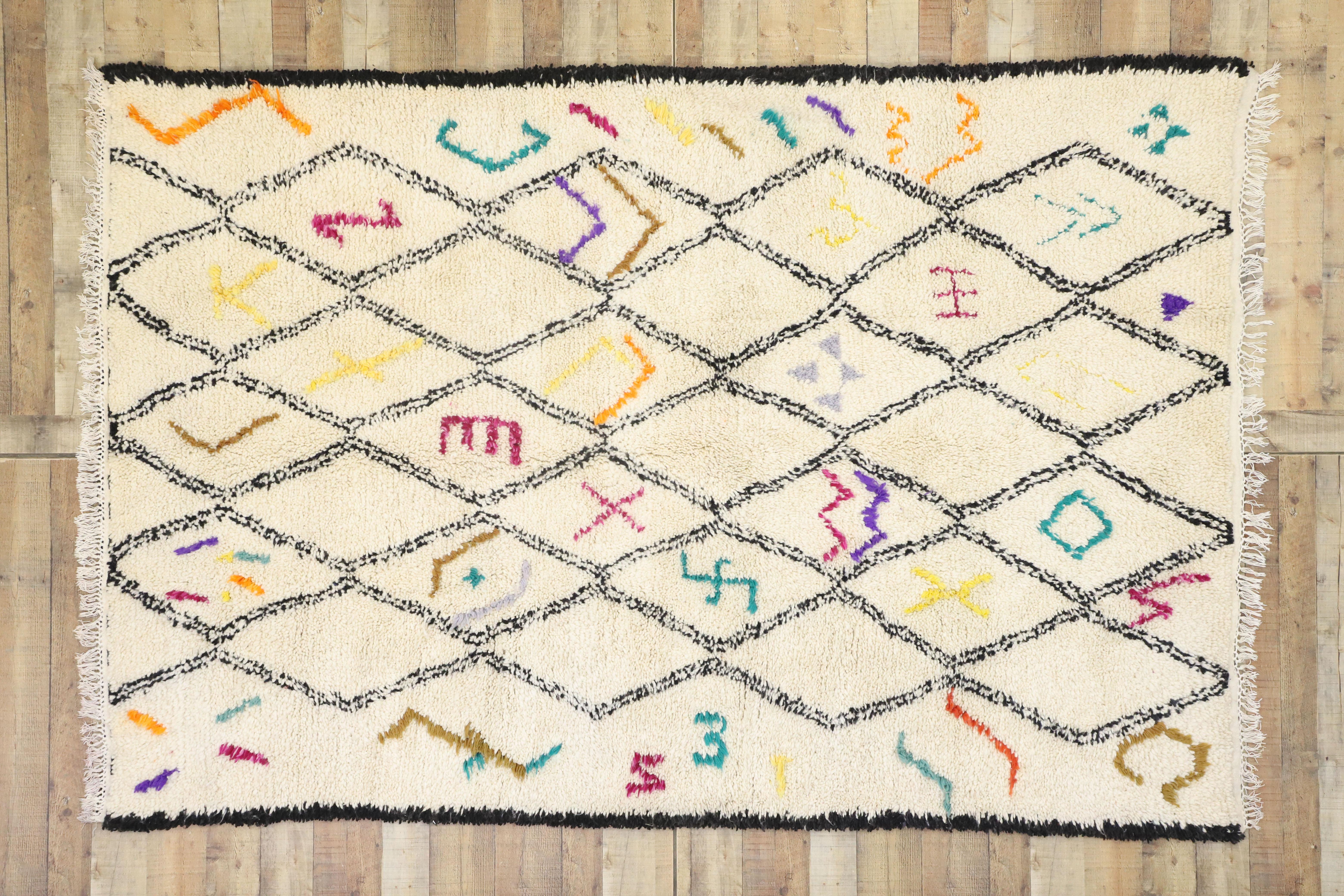 Zeitgenössischer marokkanischer Azilal-Teppich aus Berber mit Hygge-B böhmischem Stammesstil (Wolle) im Angebot