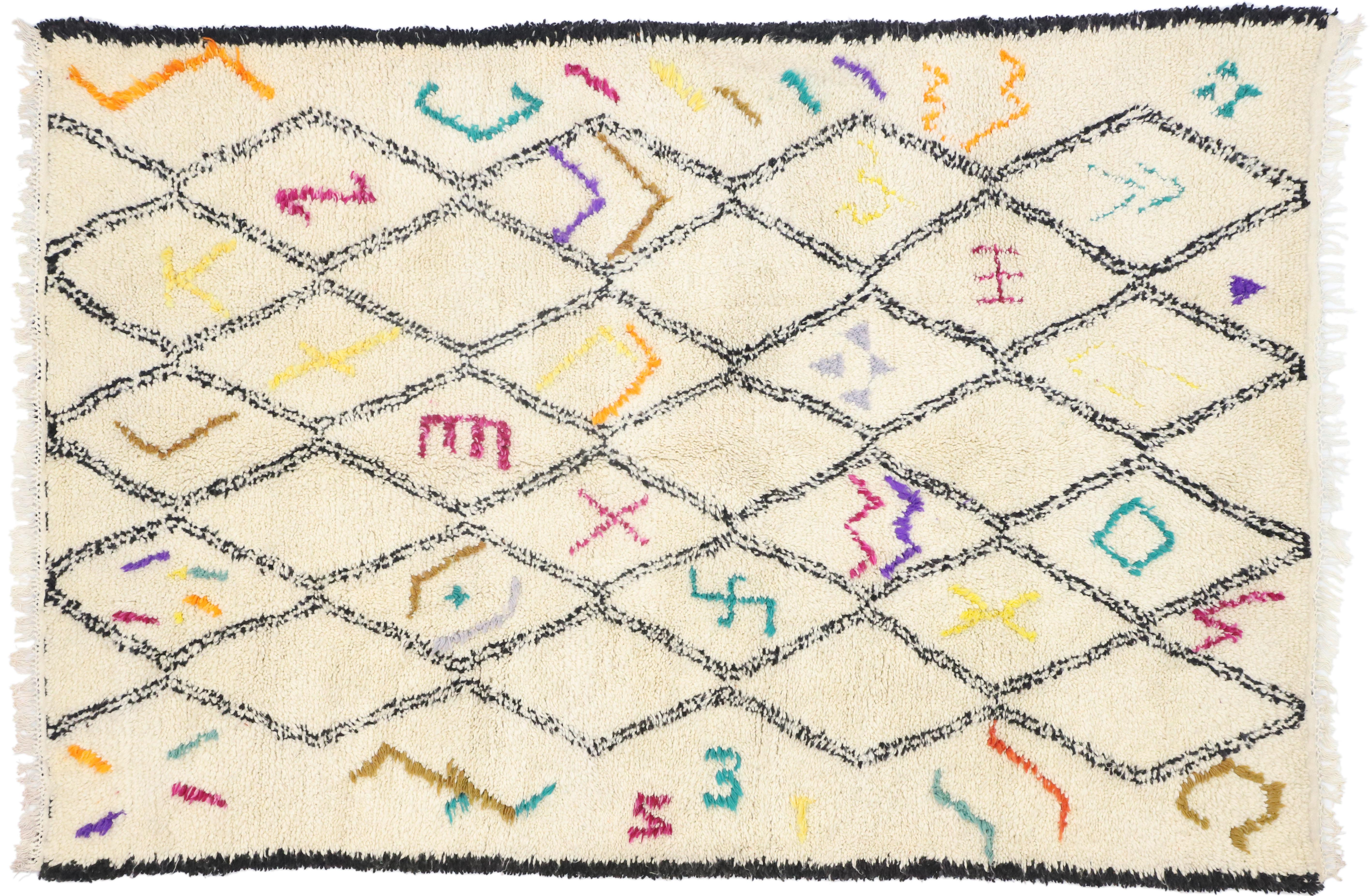 Zeitgenössischer marokkanischer Azilal-Teppich aus Berber mit Hygge-B böhmischem Stammesstil im Angebot 1