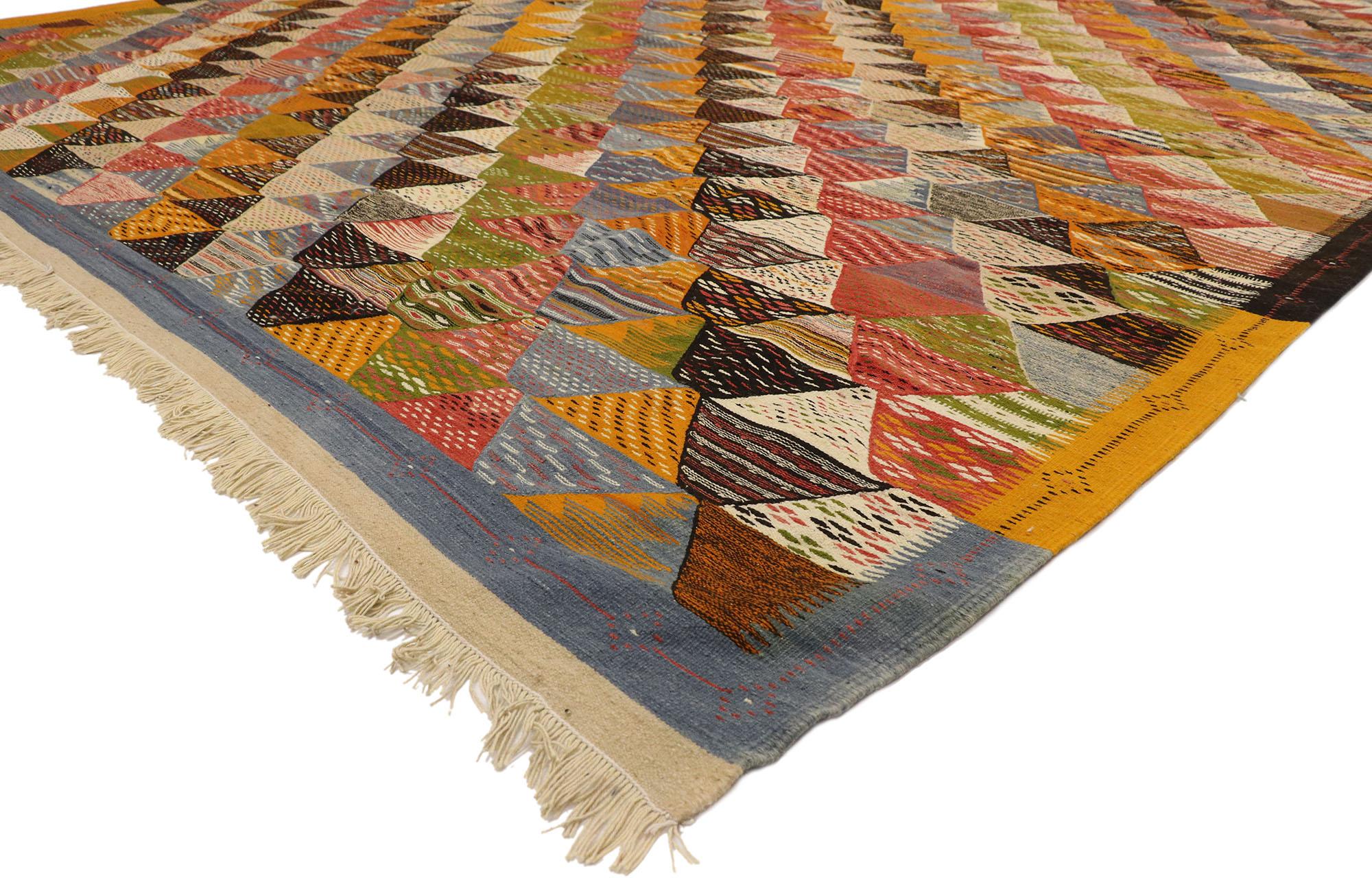 20912, new contemporary Berber Moroccan Kilim rug, modern cabin style flat-weave rug. With its bold expressive design, incredible detail and texture, this contemporary Berber Moroccan kilim rug is a captivating vision of woven beauty. It features an