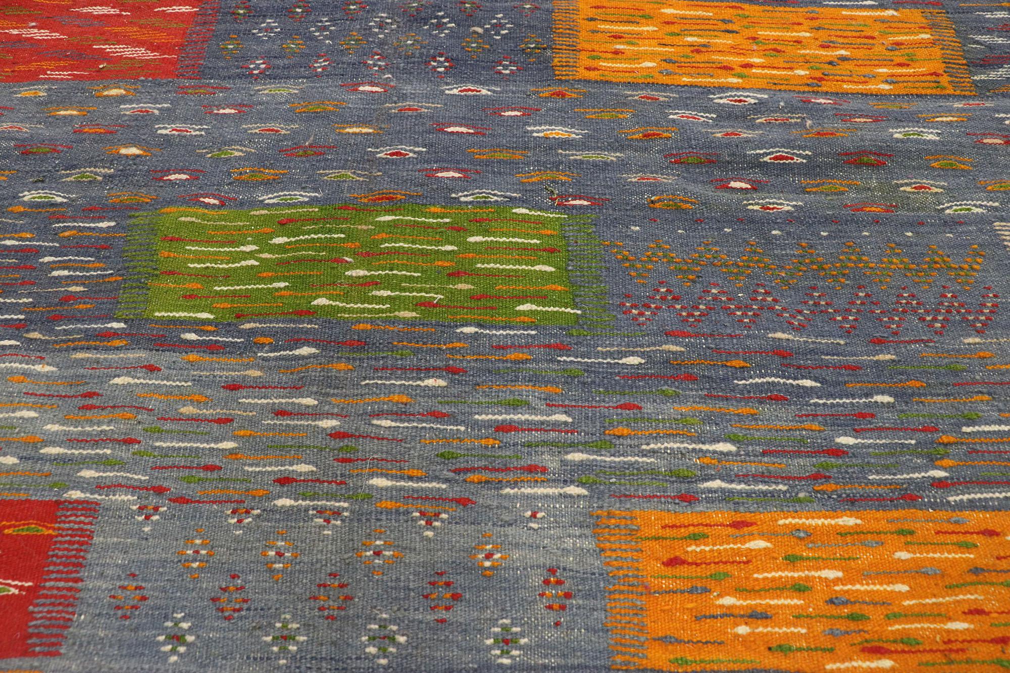 Tissé à la main Nouveau tapis berbère contemporain Kilim marocain:: tapis moderne de style cabane à tissage plat en vente