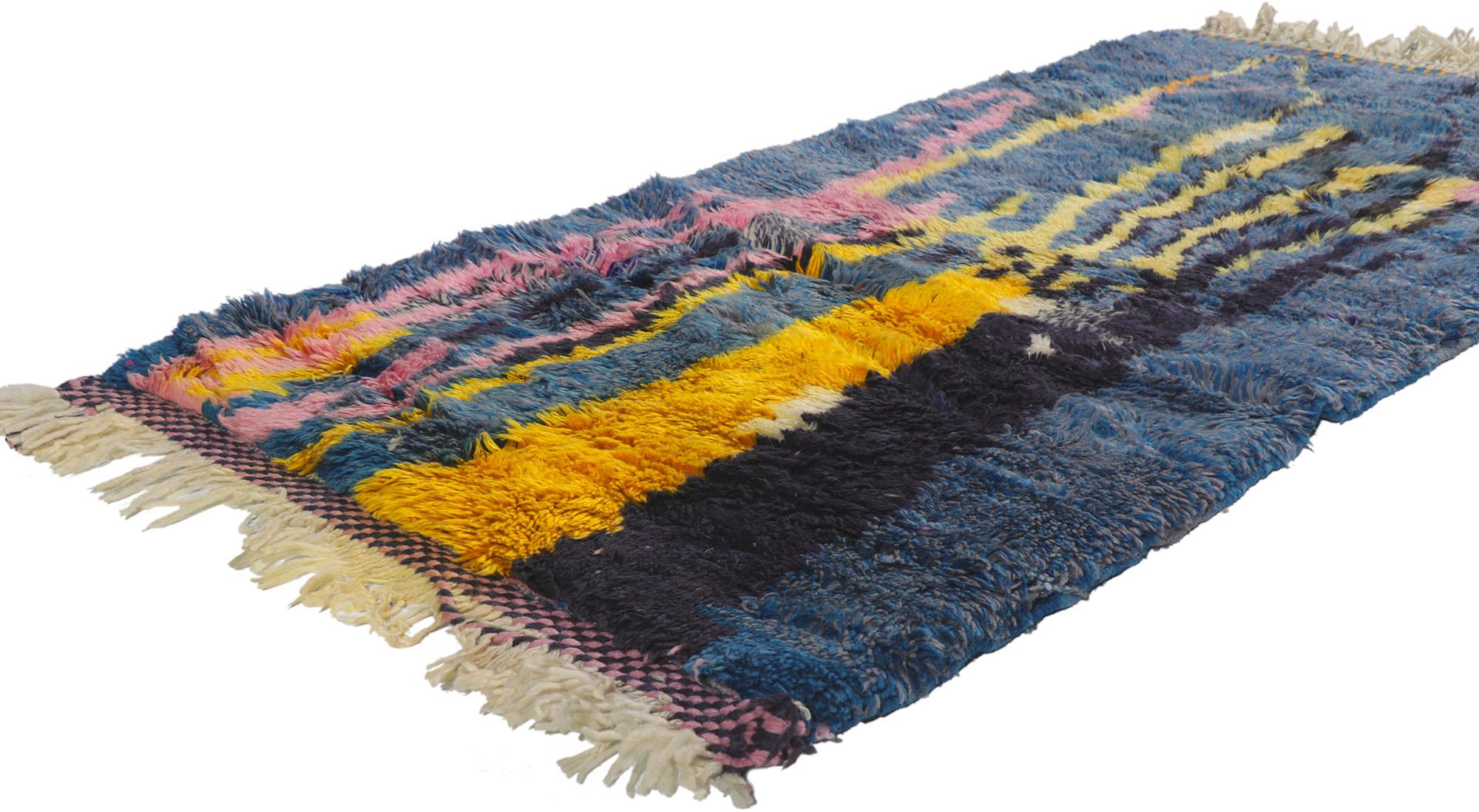 21132 Nouveau Tapis berbère marocain contemporain 02'08 x 05'04. Avec son design expressif, ses détails et sa texture incroyables, ce tapis berbère marocain contemporain en laine nouée à la main est une vision captivante de la beauté du tissage. Le