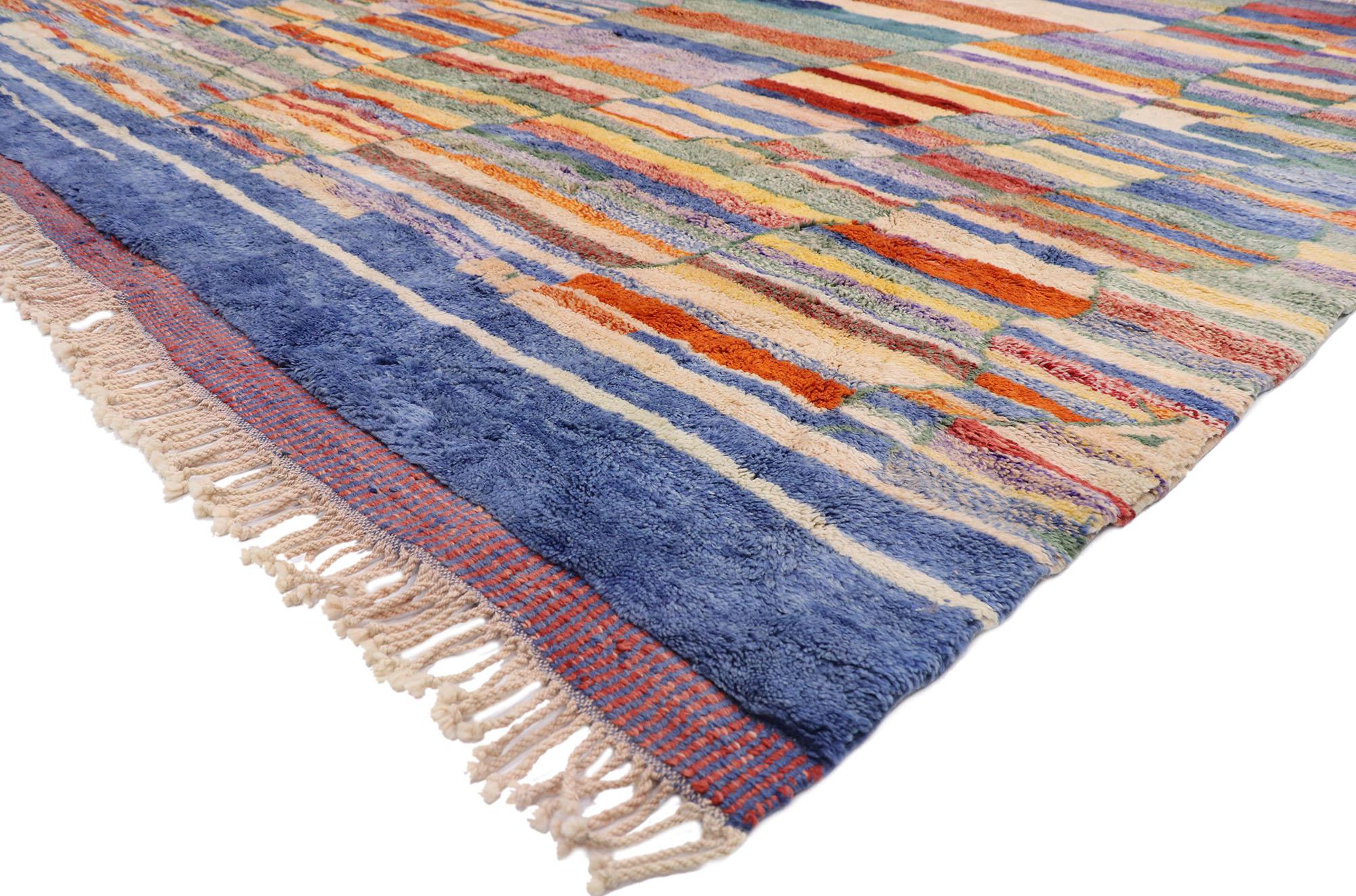 21165 Tapis marocain moderne Beni Mrirt, 10'04 x 12'11. Les tapis Beni Mrirt sont un type de tapis marocain traditionnel connu pour sa texture pelucheuse, ses motifs géométriques et sa palette de couleurs douces et naturelles. Ils sont tissés à la