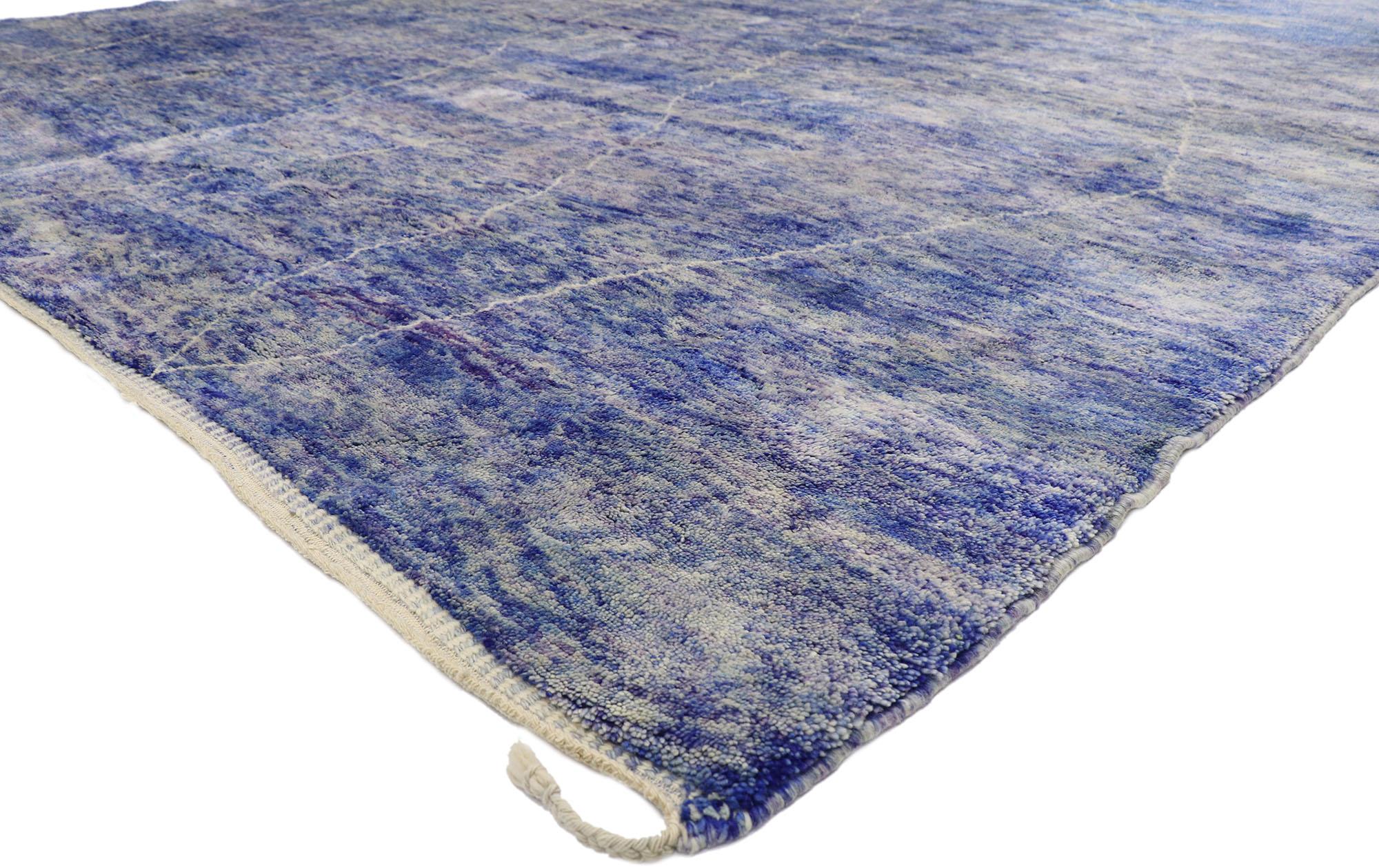 21172, new contemporary Berber Moroccan rug with Bohemian style. With its simplicity, plush pile and Mid-Century Modern Bohemian vibes, this hand knotted wool contemporary Berber Moroccan rug is a captivating vision of woven beauty. The abrashed