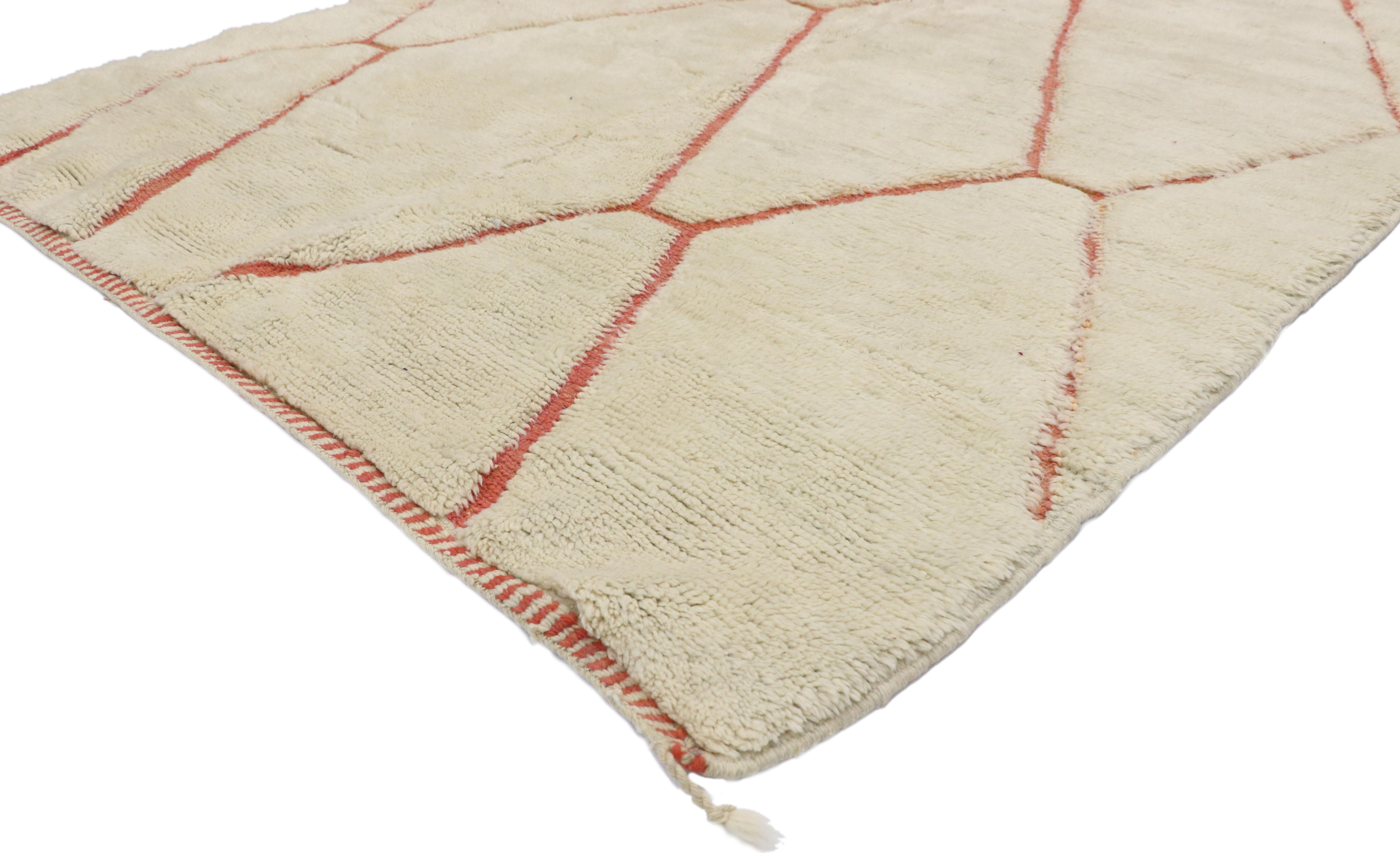 21035 Neuer zeitgenössischer marokkanischer Berberteppich mit gemütlichen Hygge-Vibes und organischem modernem Stil 05'05 x 07'02. Dieser moderne marokkanische Teppich aus handgeknüpfter Wolle zeichnet sich durch kontrastierende, weiche, rote Linien