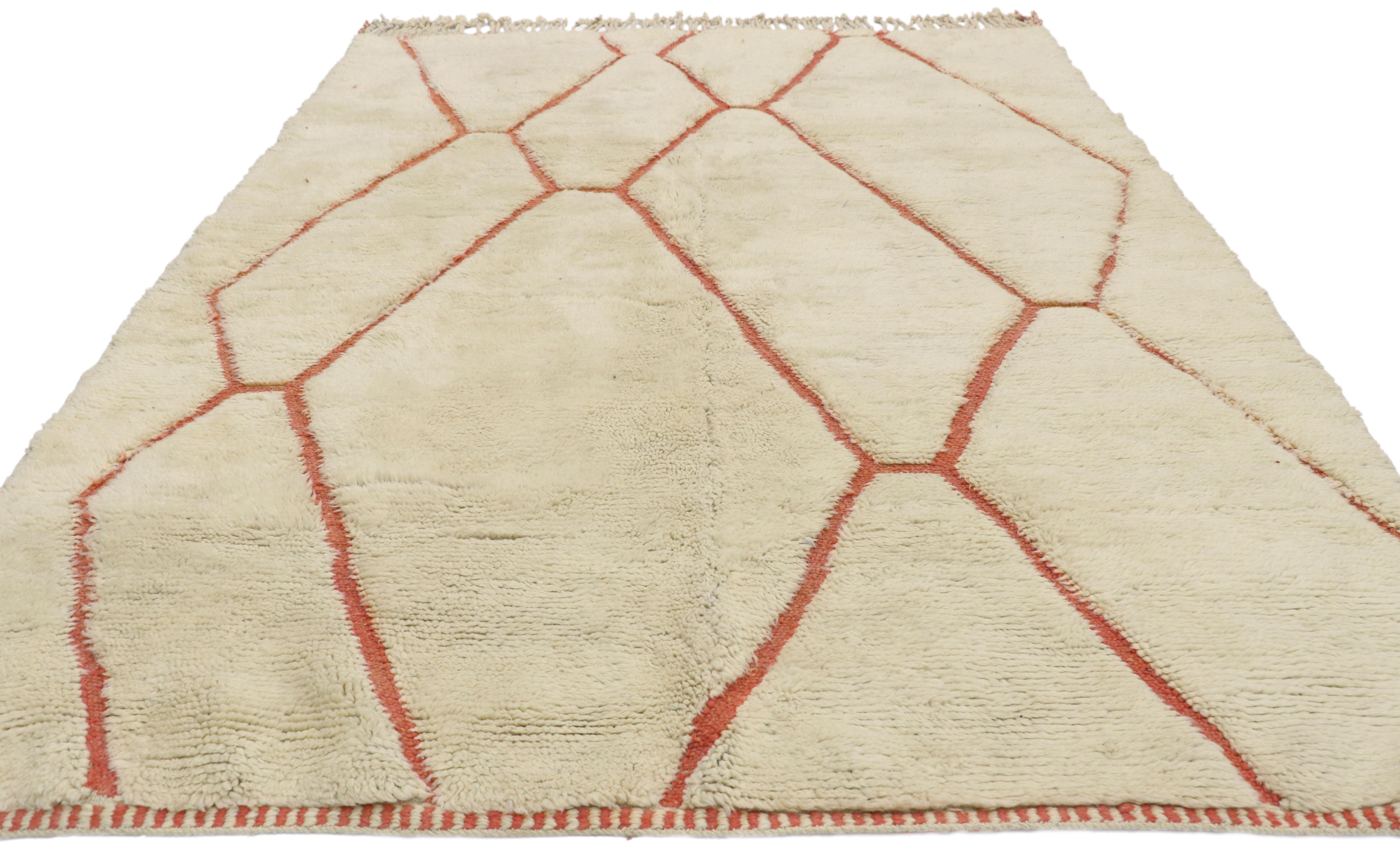 Zeitgenössischer marokkanischer Berberteppich mit gemütlichem Hygge-Vibes und modernem Stil (Stammeskunst) im Angebot