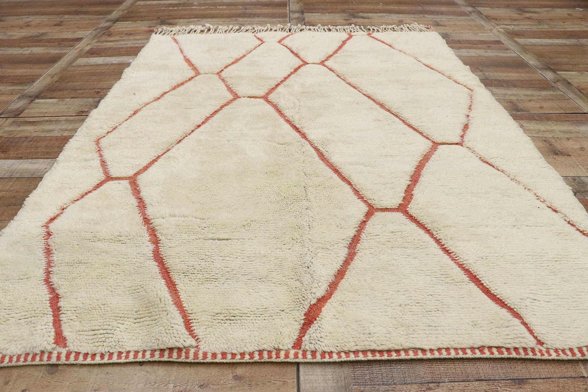 Zeitgenössischer marokkanischer Berberteppich mit gemütlichem Hygge-Vibes und modernem Stil (21. Jahrhundert und zeitgenössisch) im Angebot