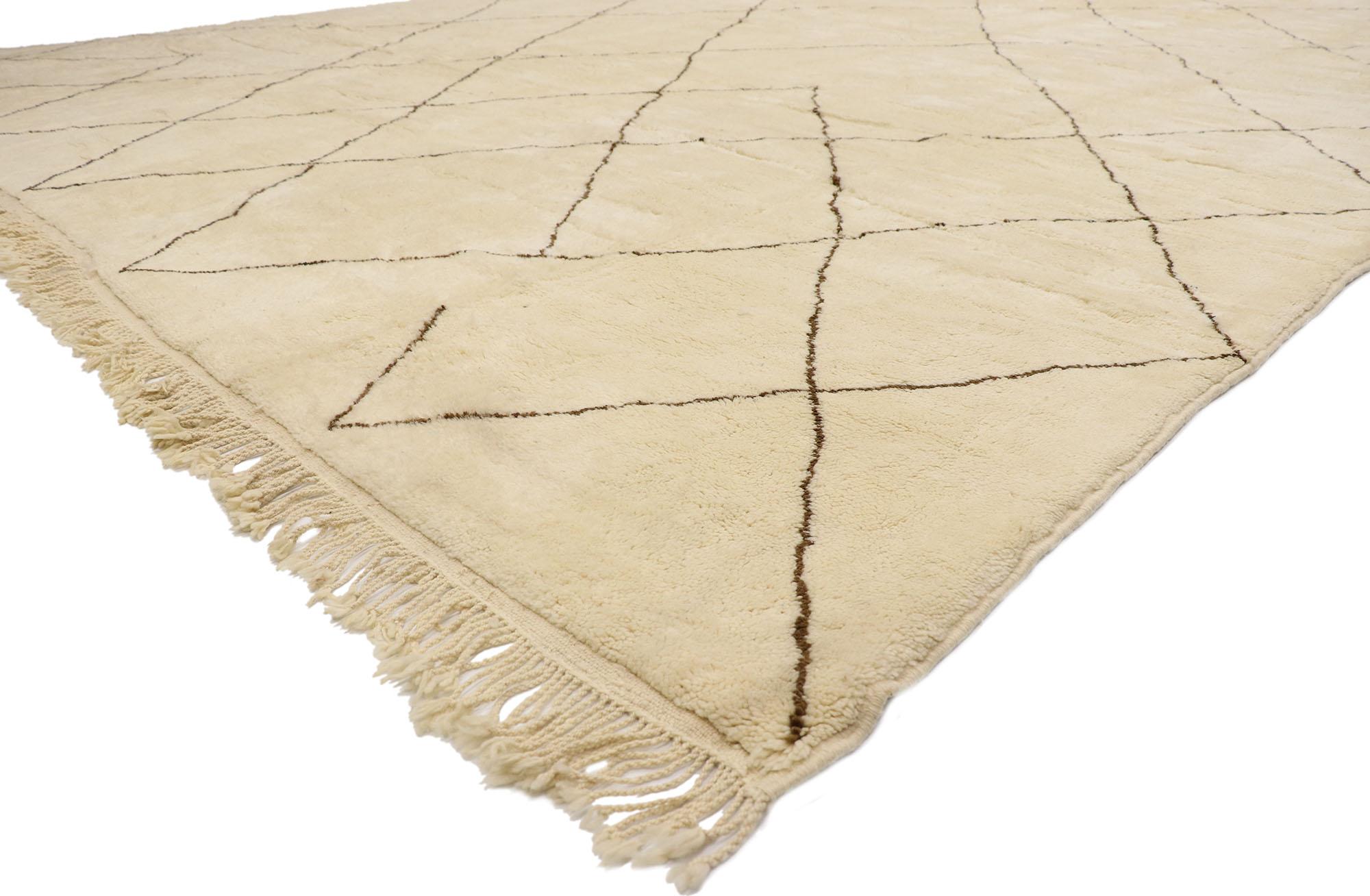 21169 new contemporary Berber Moroccan rug with Mid-Century Modern style. With its simplicity, plush pile and Mid-Century Modern vibes, this hand knotted wool contemporary Berber Moroccan rug provides a feeling of cozy contentment without the