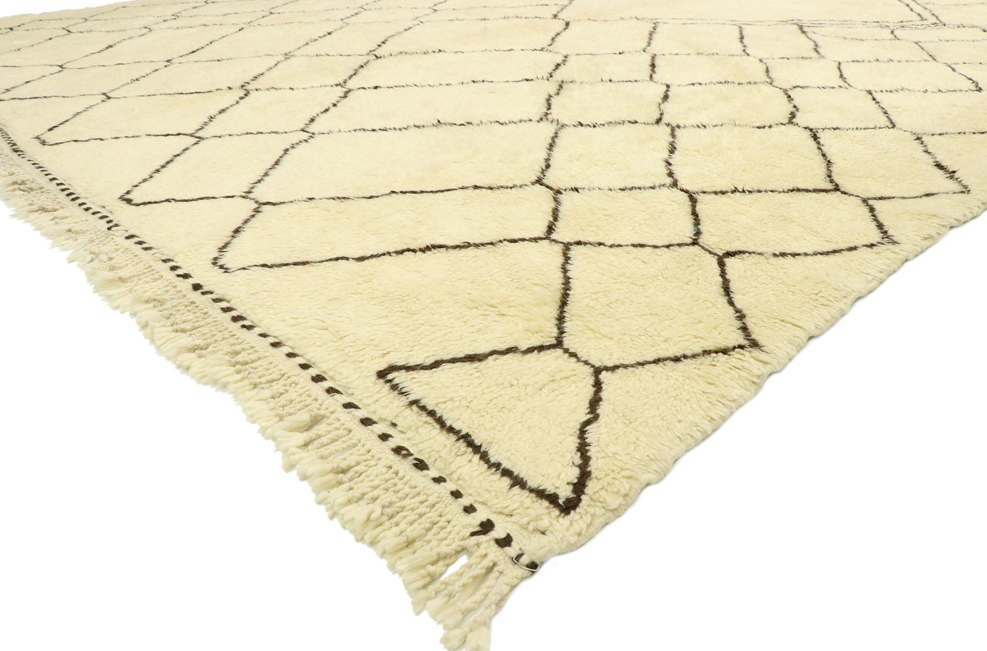 20673, nouveau tapis berbère marocain contemporain au style minimaliste et moderne du milieu du siècle. Ce tapis marocain contemporain surdimensionné affiche un style minimaliste de style moderne du milieu du siècle. Ce tapis marocain surdimensionné