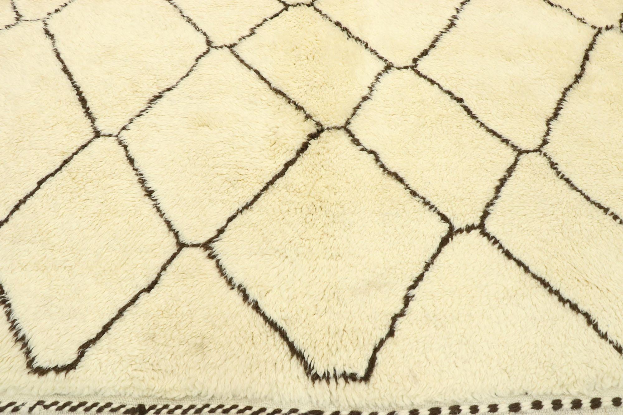 Marocain Nouveau tapis berbère marocain contemporain avec style minimaliste mi-siècle moderne en vente
