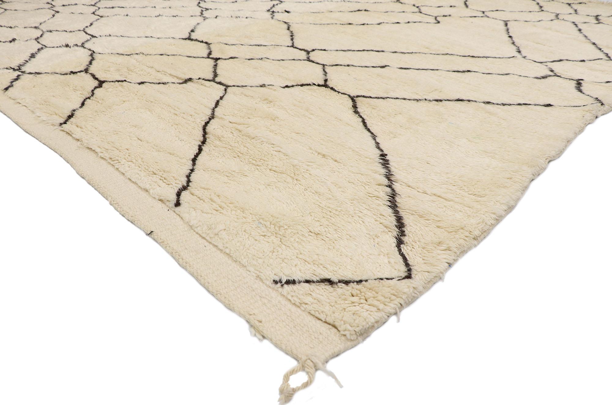 21097 Nouveau tapis berbère marocain contemporain au style minimaliste 10'03 x 11'09. Avec son asymétrie équilibrée, sa simplicité et ses poils pelucheux, ce tapis marocain contemporain en laine nouée à la main affiche toute l'intrigue du style
