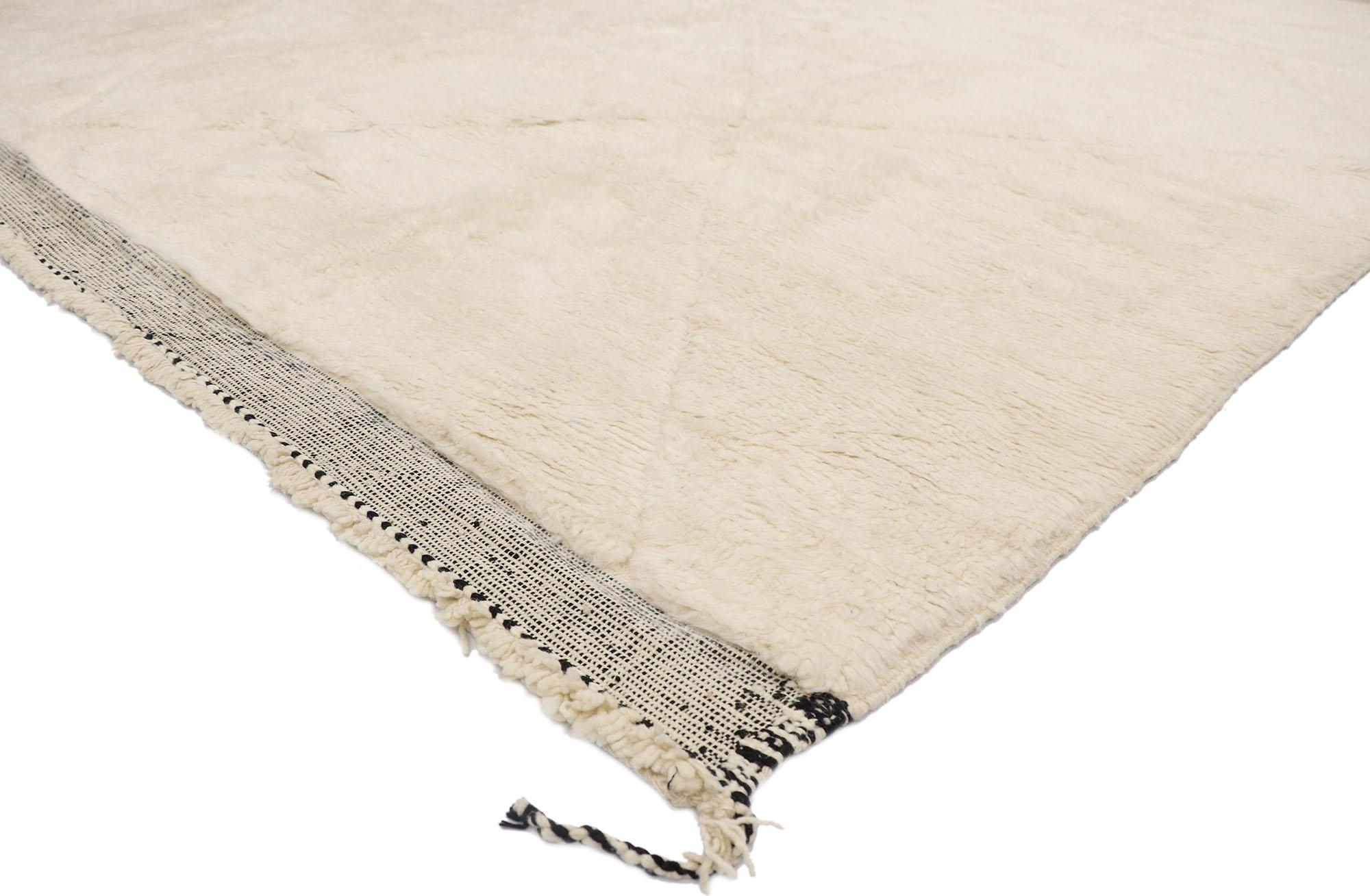 21150 Nouveau tapis berbère marocain contemporain de style minimaliste 10'06 x 12'01. Avec sa simplicité, ses poils pelucheux et ses ondes Hygge, ce tapis berbère marocain contemporain en laine nouée à la main procure une sensation de contentement