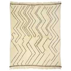 Nouveau tapis berbère marocain contemporain avec des vibrations organiques, modernes et hygge