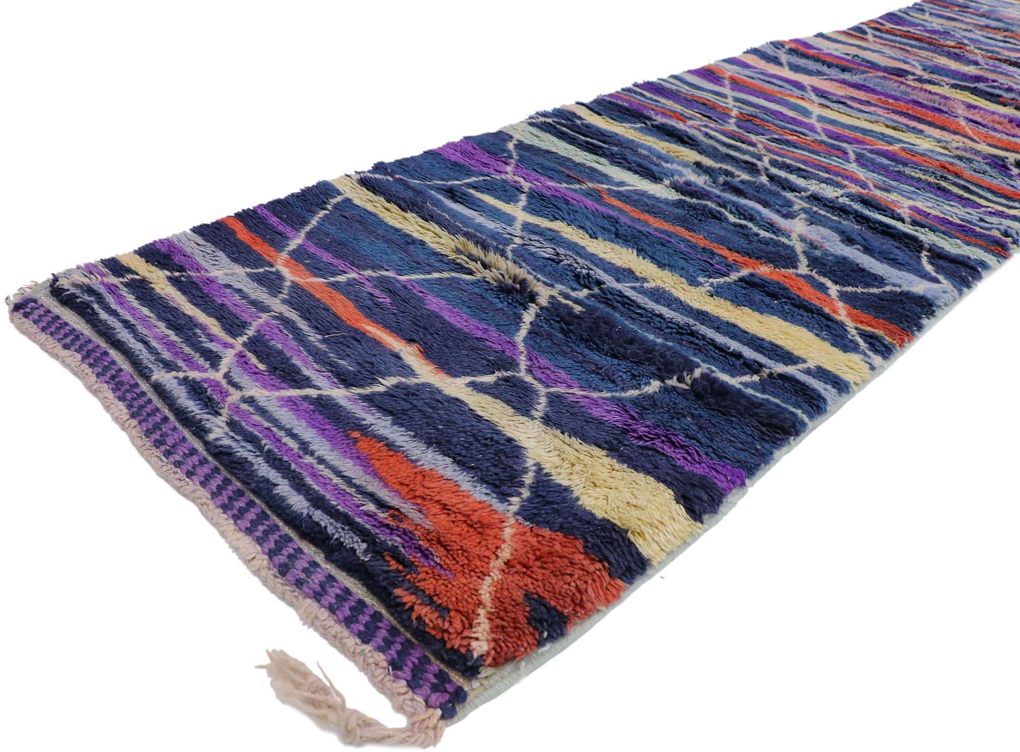 21092 Nouveau Tapis marocain berbère contemporain inspiré par Sol LeWitt 02'04 x 13'05. Avec son design expressif et audacieux, ses détails et sa texture incroyables, ce tapis de course berbère marocain contemporain en laine nouée à la main est une