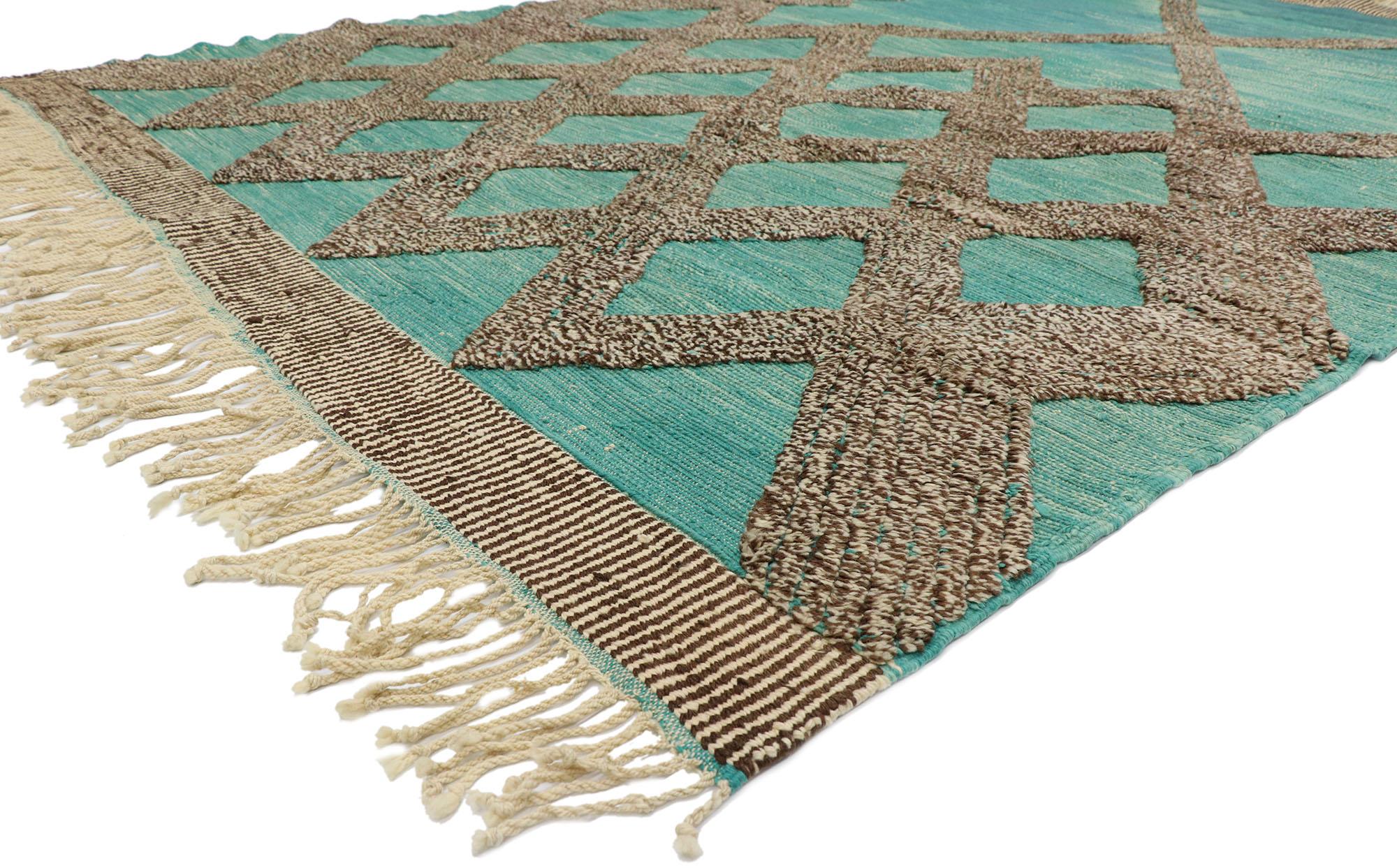 21162 Neue zeitgenössische Berber marokkanischen Souf Kilim Teppich mit Küsten-Boho-Stil 08'02 x 11'06. Dieser handgewebte, moderne marokkanische Berber-Kilim mit seinem ausgeprägten Sinn für Dimensionalität und Asymmetrie ist fesselnd, aber dennoch