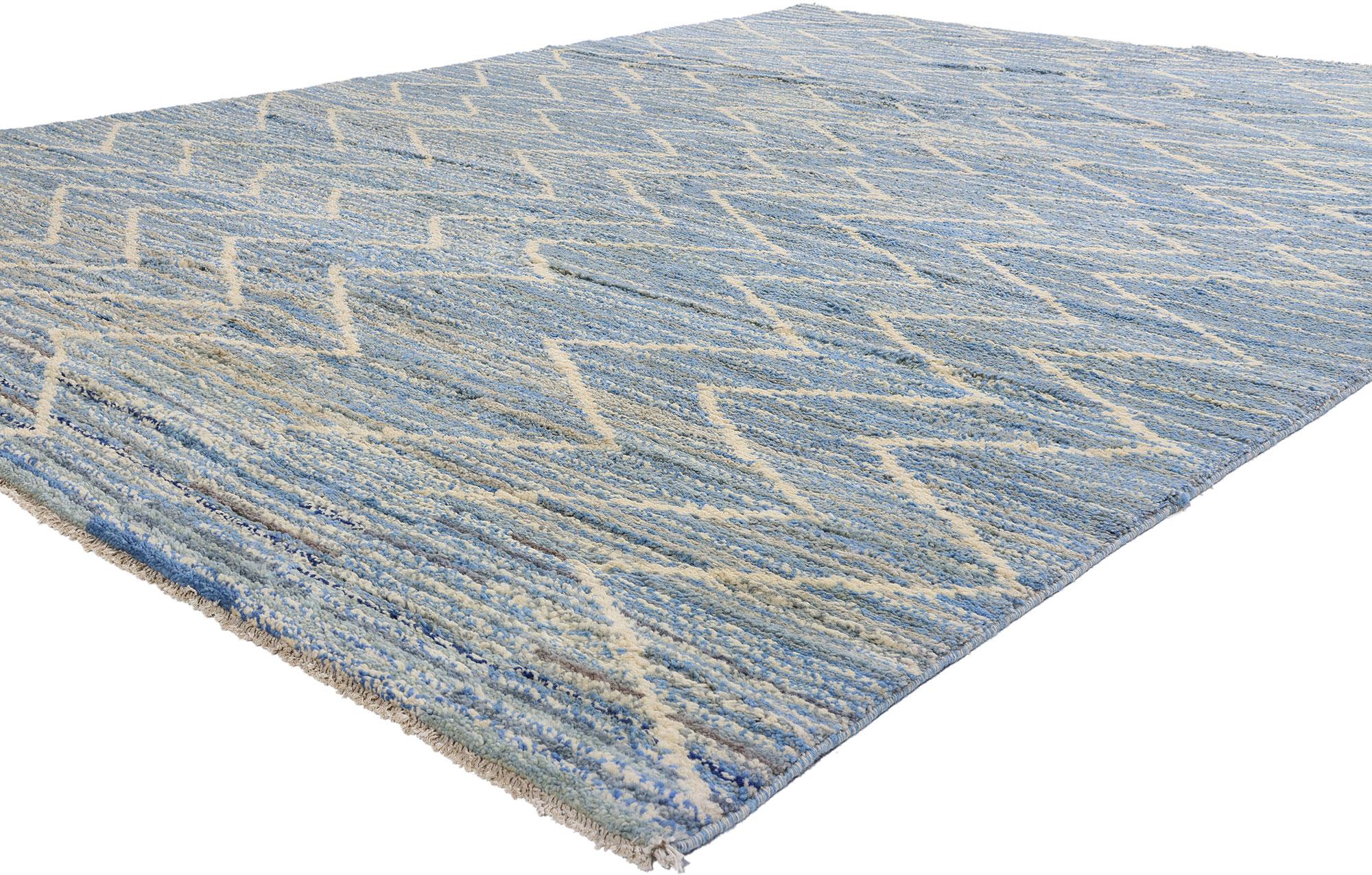 80642 Alfombra marroquí azul moderna, 10'03 x 13'09.  En esta alfombra de lana anudada a mano de estilo marroquí contemporáneo, luminosos tonos azules se entremezclan con elegantes tonos grises, creando un espectáculo visual fascinante. En toda su