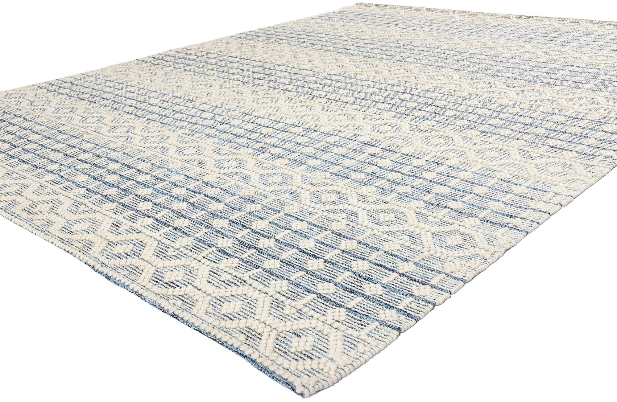 31034 Moroccan Blue Textured High-Low Kilim Rug, 07'11 x 10'00. Eleganza serena della vita costiera con questo tappeto marocchino intrecciato a mano, che incarna perfettamente lo stile Coastal Organic Modern. Il tappeto presenta un sofisticato