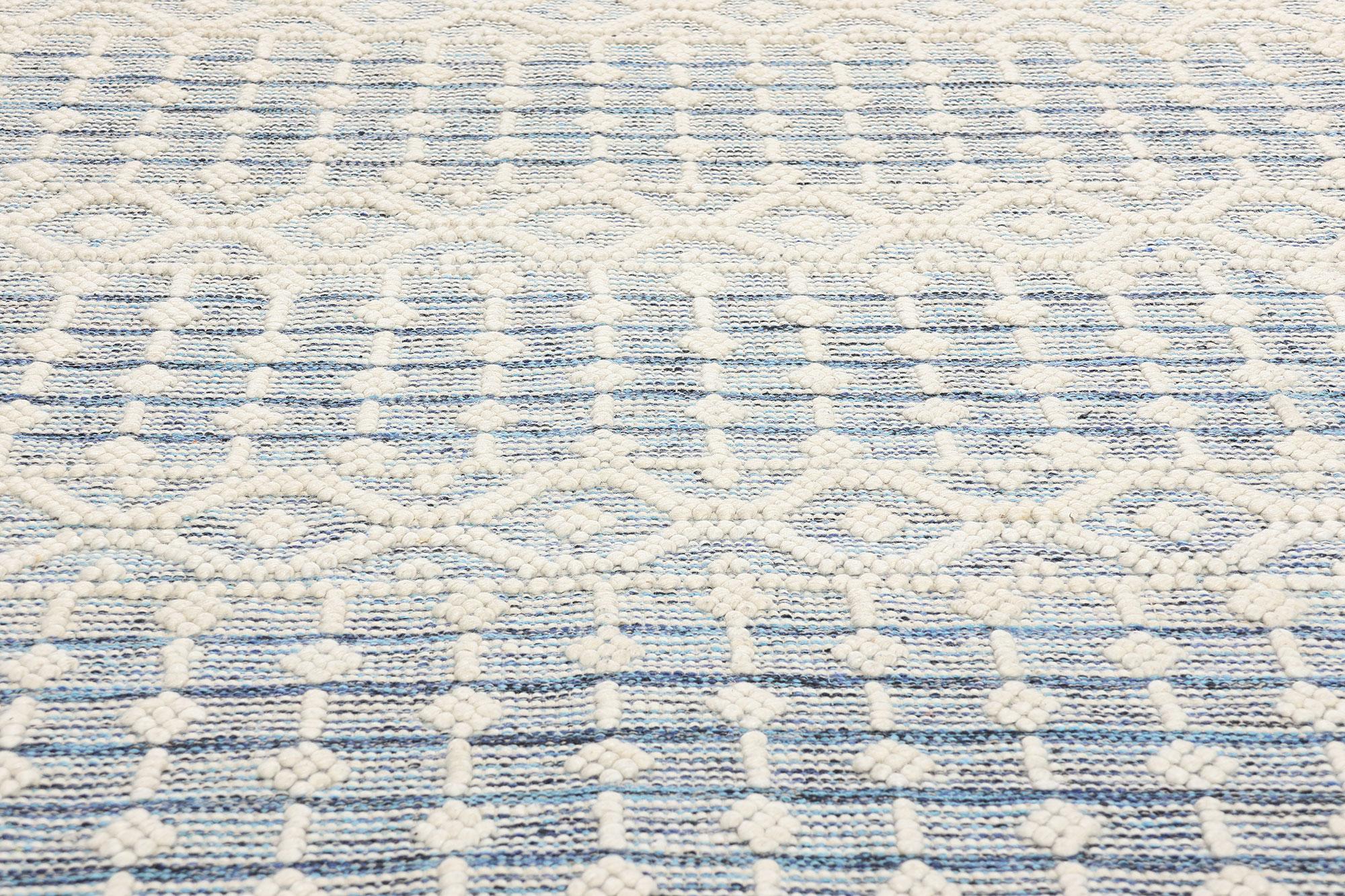 Tessuto a mano New Contemporary Blue Moroccan Textured High-Low Rug in vendita