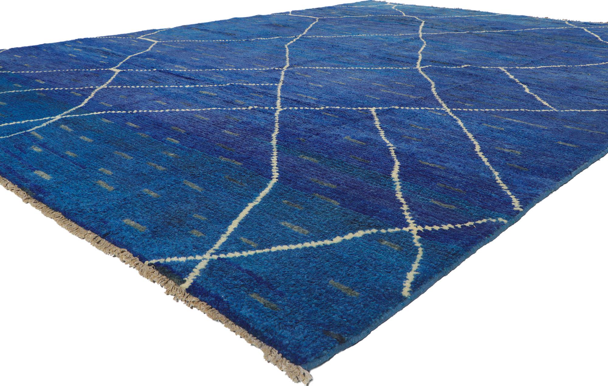 80703 Neu Zeitgenössischer blauer marokkanischer Trellis-Teppich 09'05 x 12'11. Dieser handgeknüpfte Wollteppich im modernen marokkanischen Stil besticht durch seine Schlichtheit, seinen weichen Flor und seine Mid-Century Modernität. Das abgewetzte