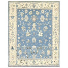 Nouveau tapis contemporain bleu coloré d'Oushak avec un style transitionnel moderne