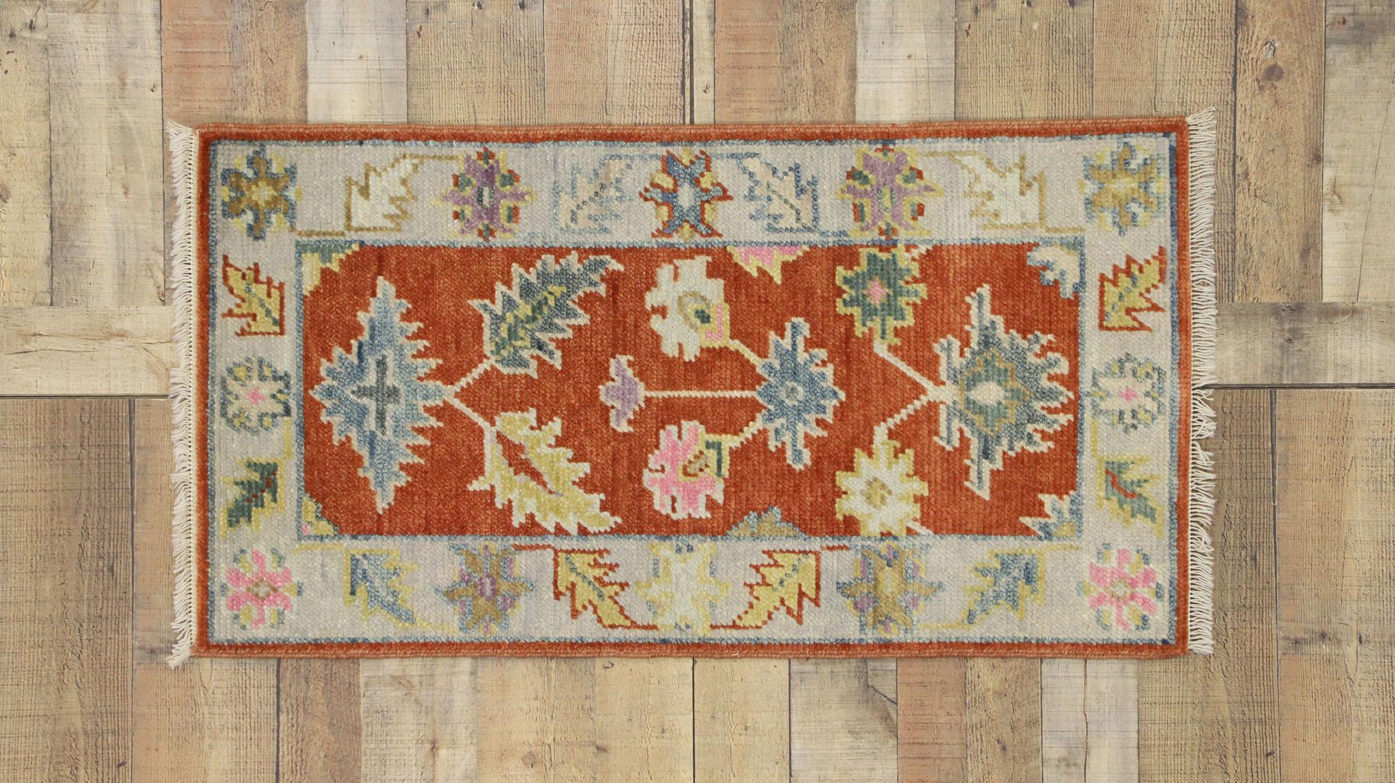 Zeitgenössischer farbenfroher Oushak-Akzent-Teppich für Eingangsbereich, Foyer oder Küche (Wolle) im Angebot