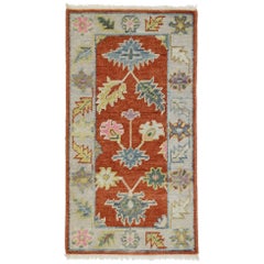 Nouveau tapis contemporain coloré d'accentuation Oushak pour l'entrée, le foyer ou la cuisine
