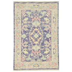 Zeitgenössischer farbenfroher lila Oushak-Teppich mit modernem pastellfarbenem Stil