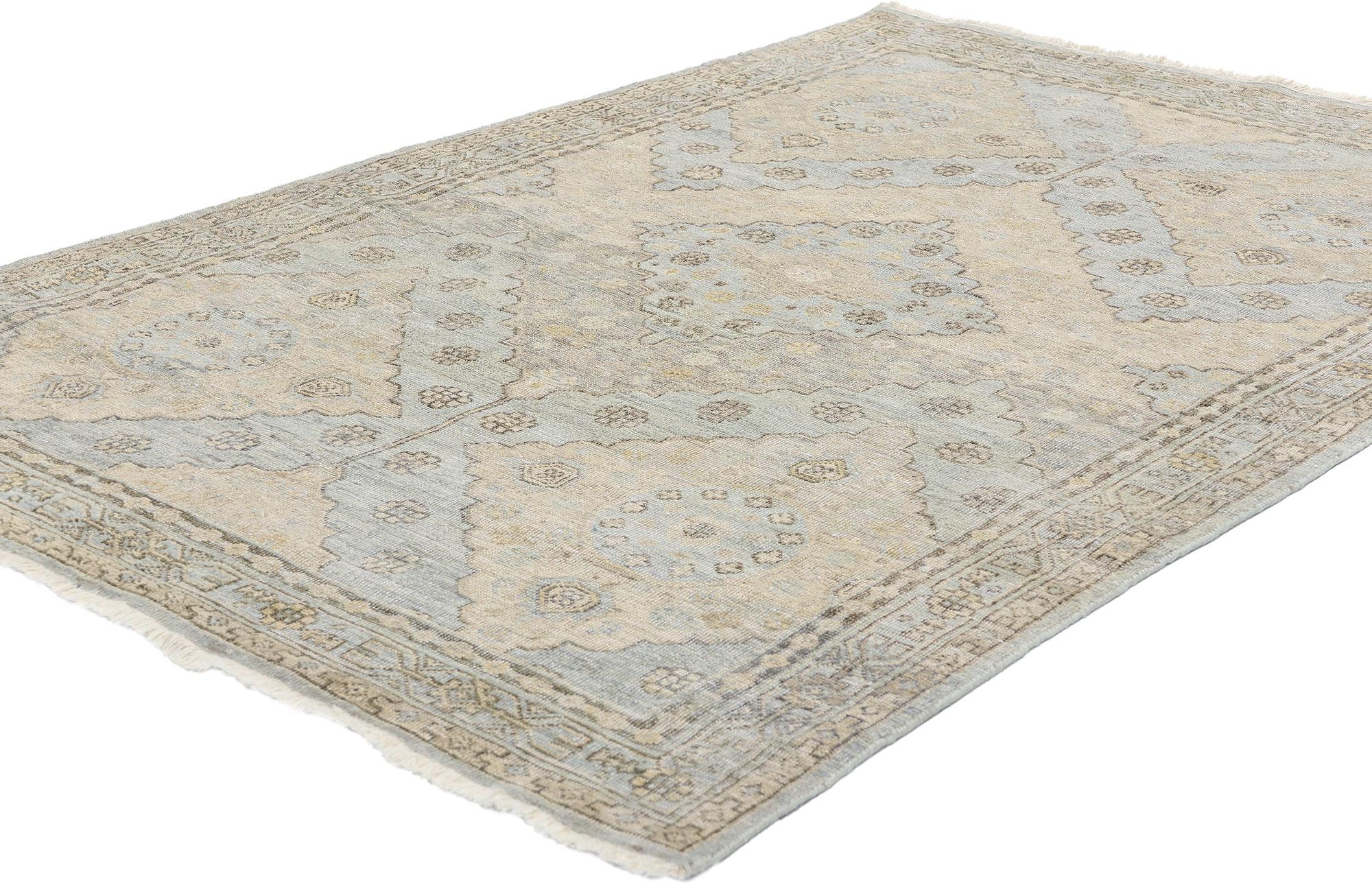 31073 Tappeto Khotan moderno di ispirazione vintage, 03'11 x 05'10. I tappeti indiani Khotan moderni in stile vintage sono creazioni contemporanee che traggono ispirazione dai disegni tradizionali dei tappeti Khotan, originari dell'antica città di