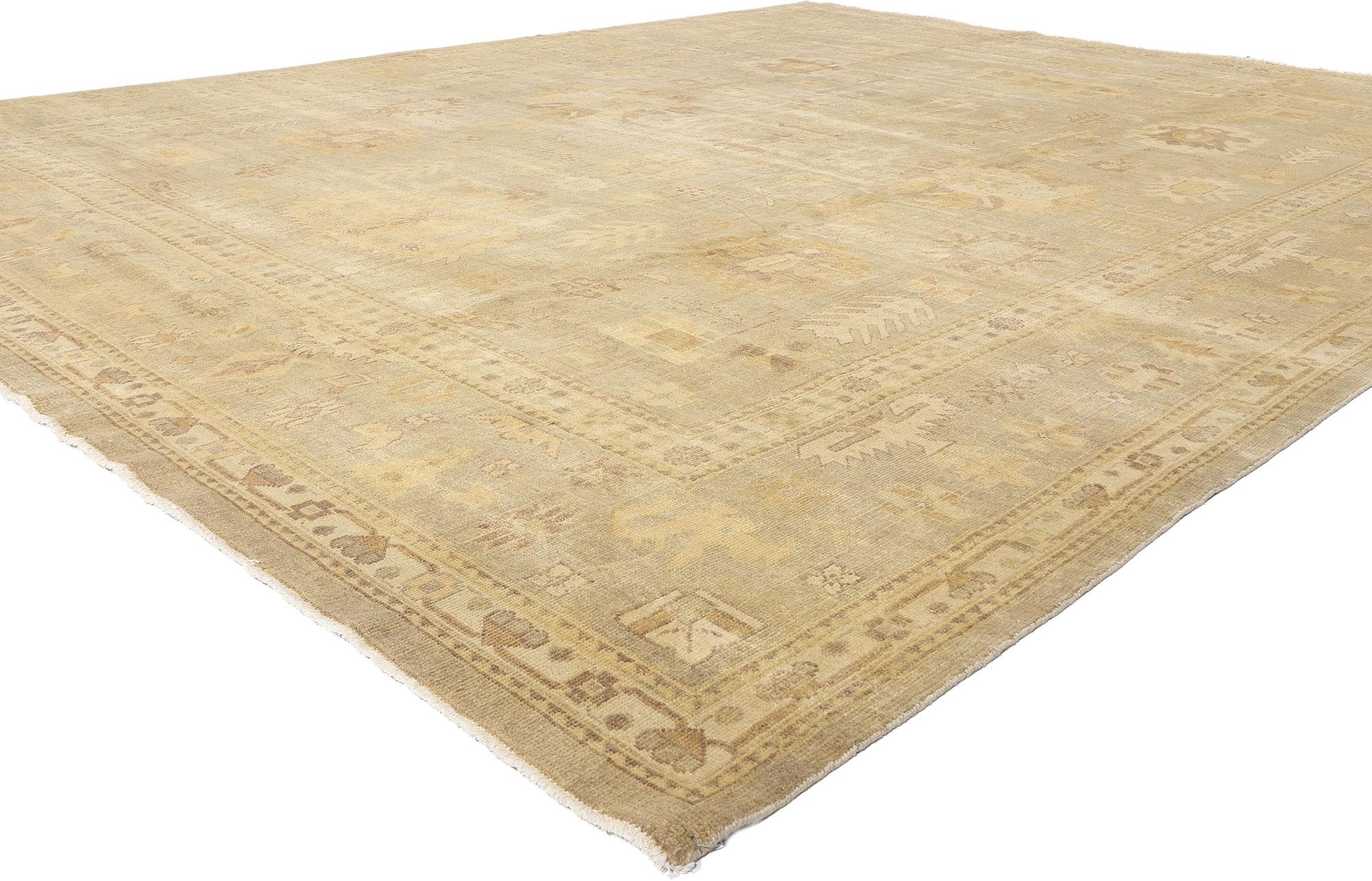 30183 New Vintage-inspirierter erdfarbener Oushak-Teppich, 11'11 x 14'07. Dieser handgeknüpfte Oushak-Teppich aus Wolle, der mit Ehrfurcht vor altehrwürdigen Traditionen gewebt wurde, ist eine Symphonie aus alten Symbolen und natürlichen Motiven.