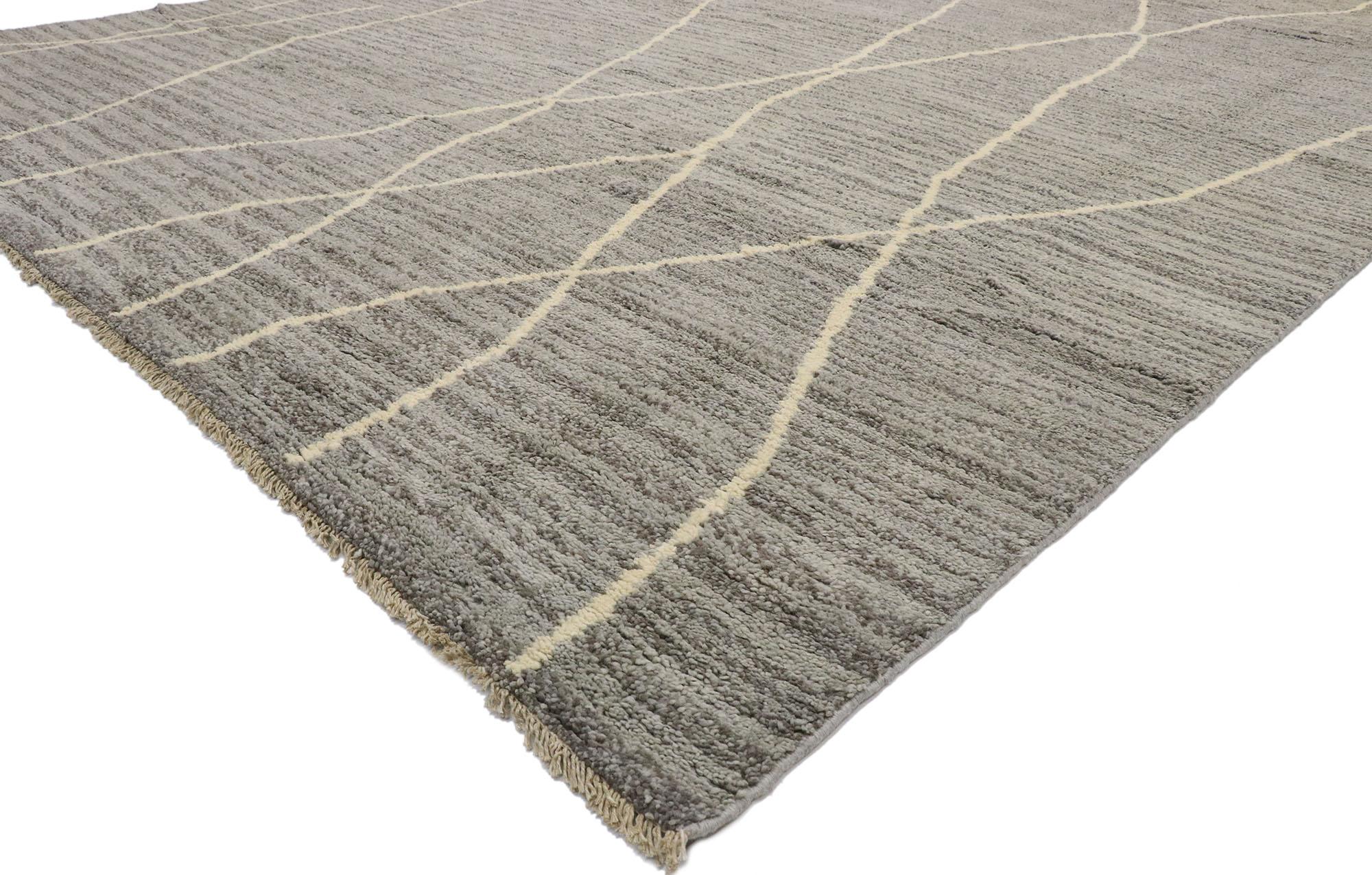 80649, neuer zeitgenössischer grauer marokkanischer Teppich im modernen schwedischen Mysigt-Stil. Leuchtende Grautöne und reiche Wellen von Abrash schaffen einen endlosen faszinierenden Effekt in diesem handgeknüpften Wollteppich im modernen