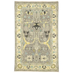 Nouveau tapis contemporain gris Oushak avec style transitionnel moderne