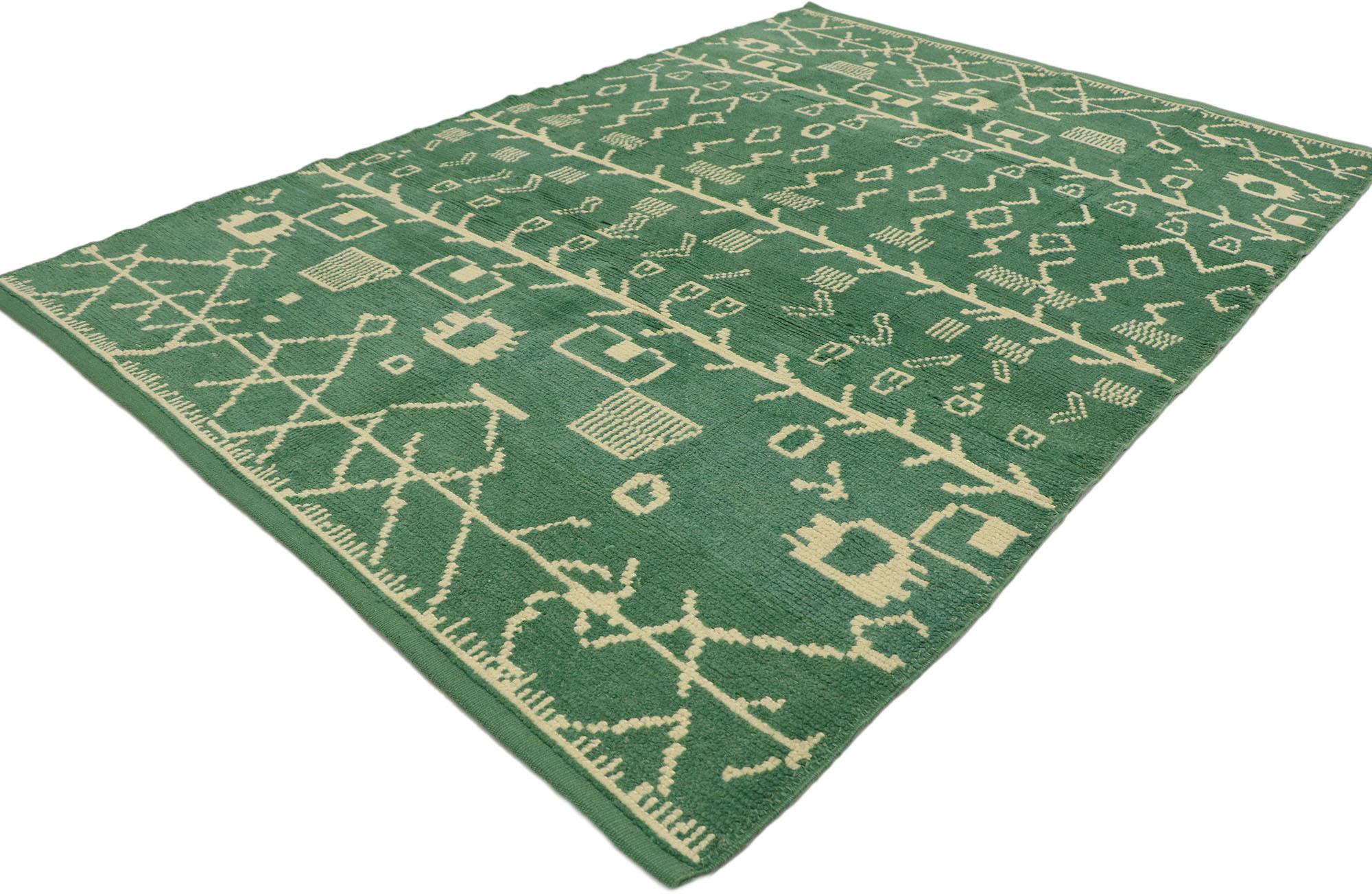 53193 Neuer zeitgenössischer grüner marokkanischer Teppich mit postmodernem Tribal-Stil. Mit seiner ausgewogenen Asymmetrie und den geometrischen Formen und der kräftigen grünen Farbe verkörpert dieser handgeknüpfte Wollteppich im modernen