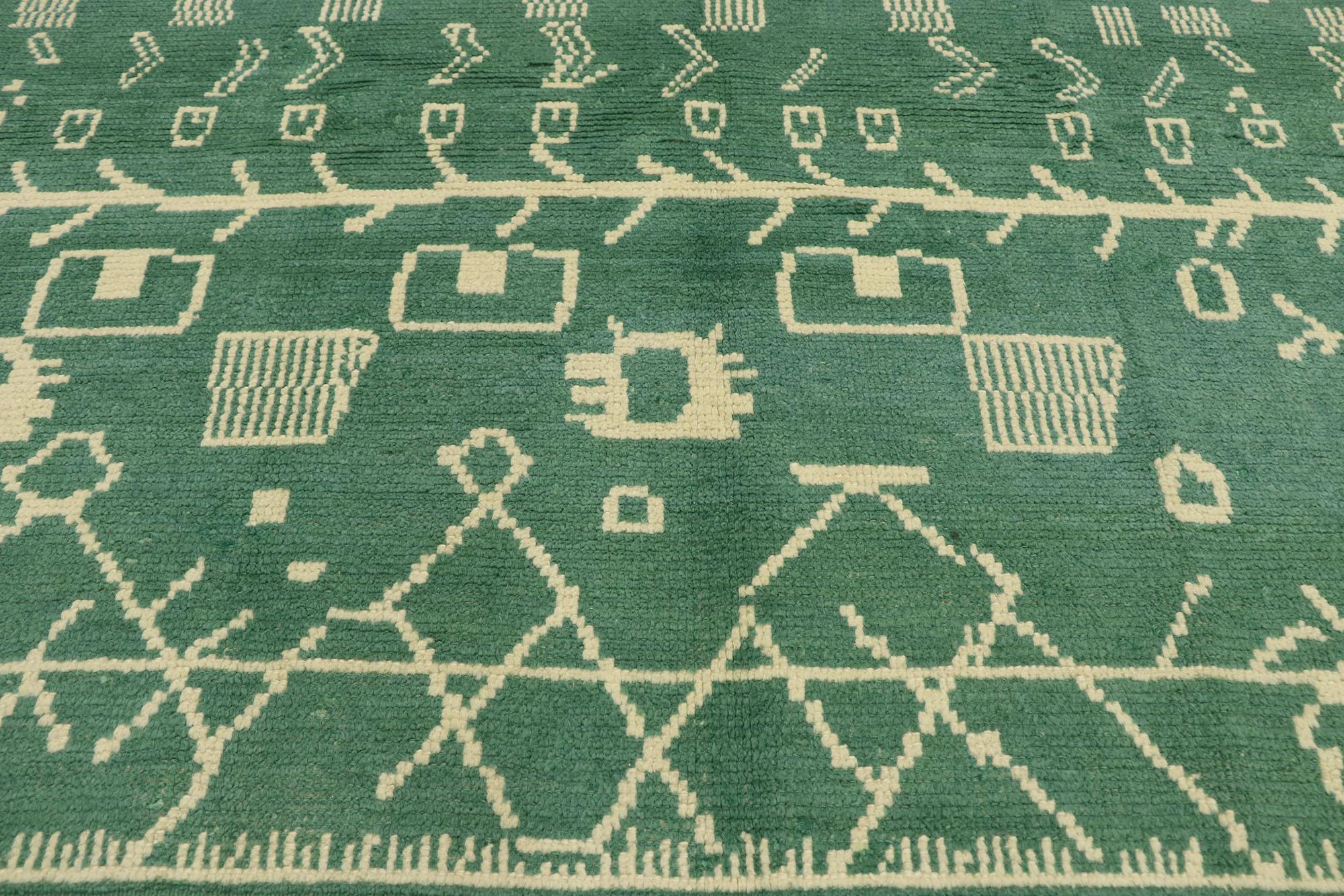 Zeitgenössischer grüner marokkanischer Teppich im postmodernen Stammesstil (Handgeknüpft) im Angebot