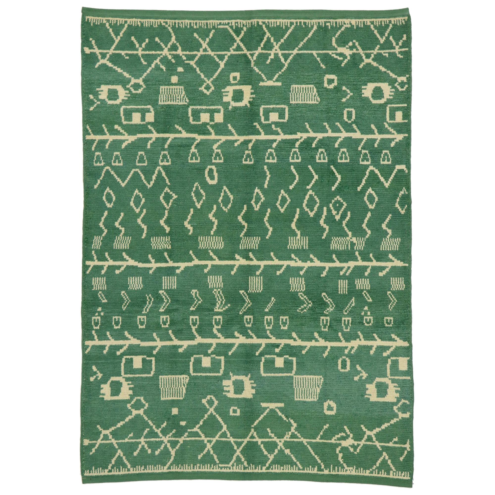 Zeitgenössischer grüner marokkanischer Teppich im postmodernen Stammesstil im Angebot