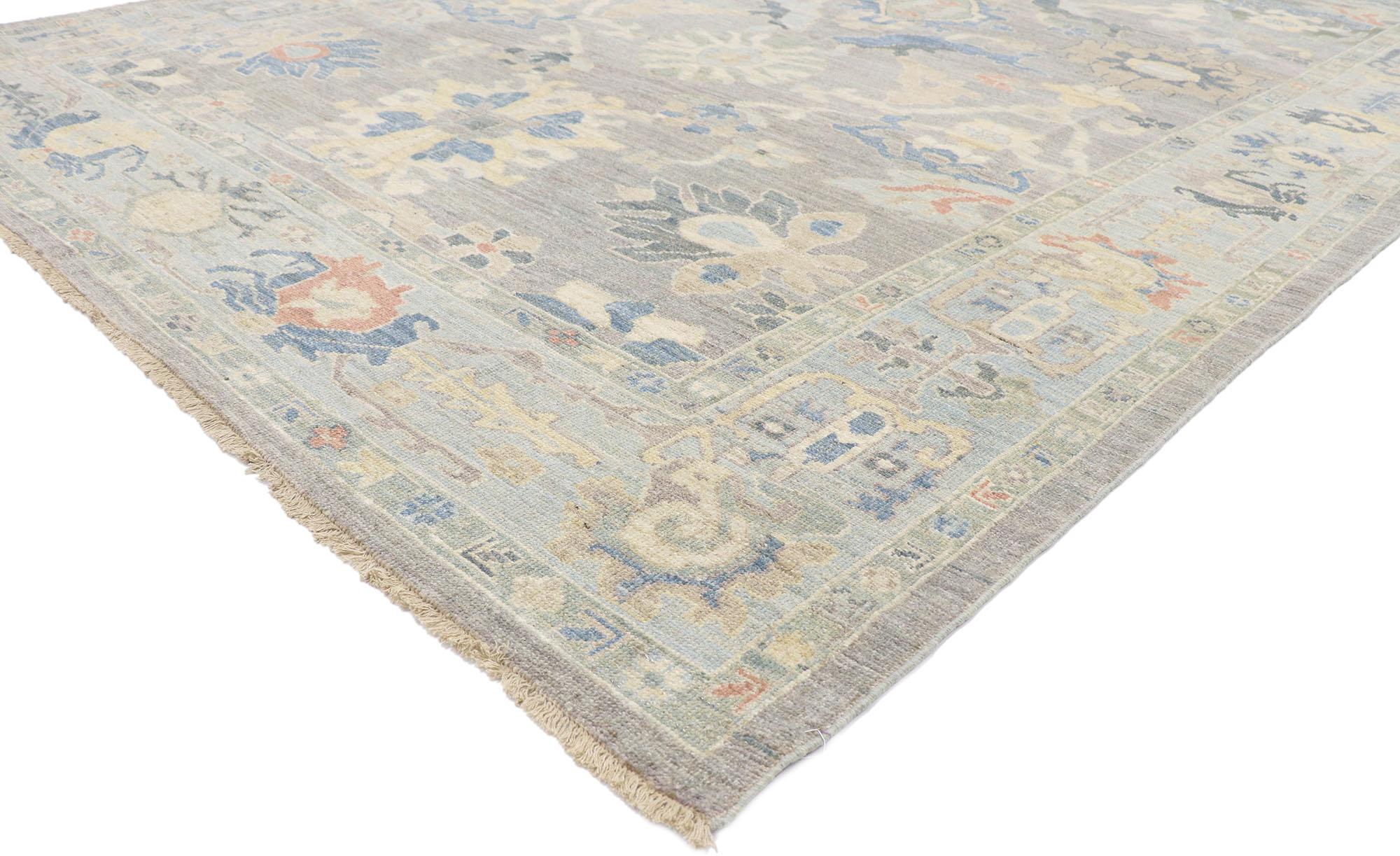 60886 New Modern Blue Gray Persian Sultanabad Rug, 08'04 x 11'10.
Dieser moderne persische Sultanabad-Teppich aus handgeknüpfter Wolle strahlt einen leichten und luftigen Küstencharme aus, der ihn zu einer perfekten Ergänzung für jeden ruhigen