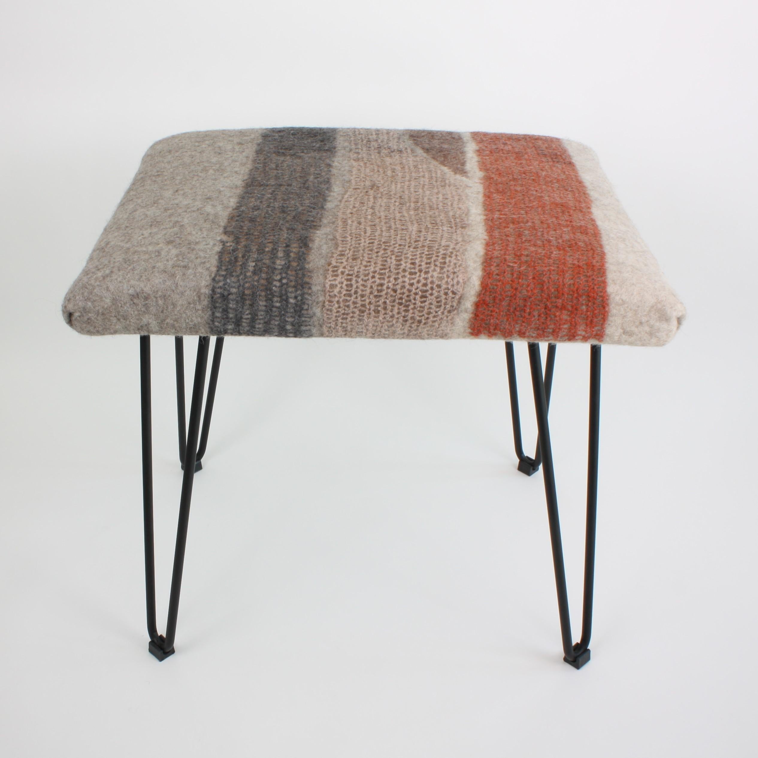 New Contemporary Hand-Felted Wool Stool In New Condition For Sale In Mareil-Marly, Yvelines