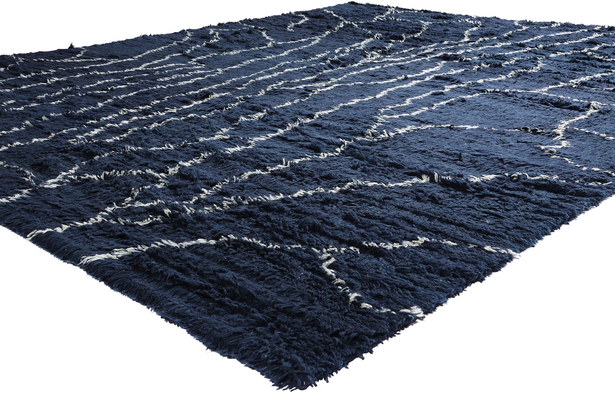 30387 Nueva Alfombra Marroquí Moderna Azul Marino, 10'10 x 13'04. En la quietud del anochecer, donde el silencio cubre la tierra en su hora más secreta, esta moderna alfombra marroquí de lana anudada a mano surge como una leyenda susurrada y escrita