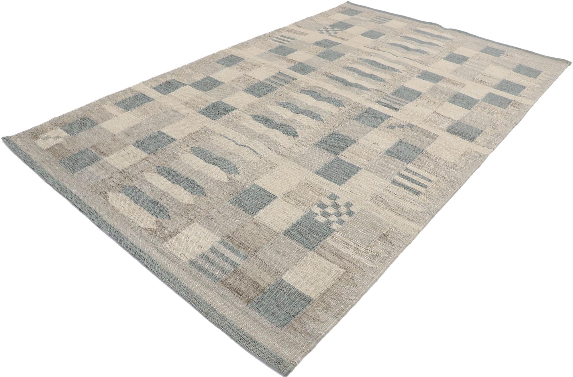 30595, neuer zeitgenössischer schwedisch inspirierter Kilim-Teppich im skandinavisch-modernen Bauhaus-Stil. Mit seinem geometrischen Muster aus Quadraten, Rechtecken, Schachbrettmotiven und Würfeln verkörpert dieser handgewebte, zeitgenössische,