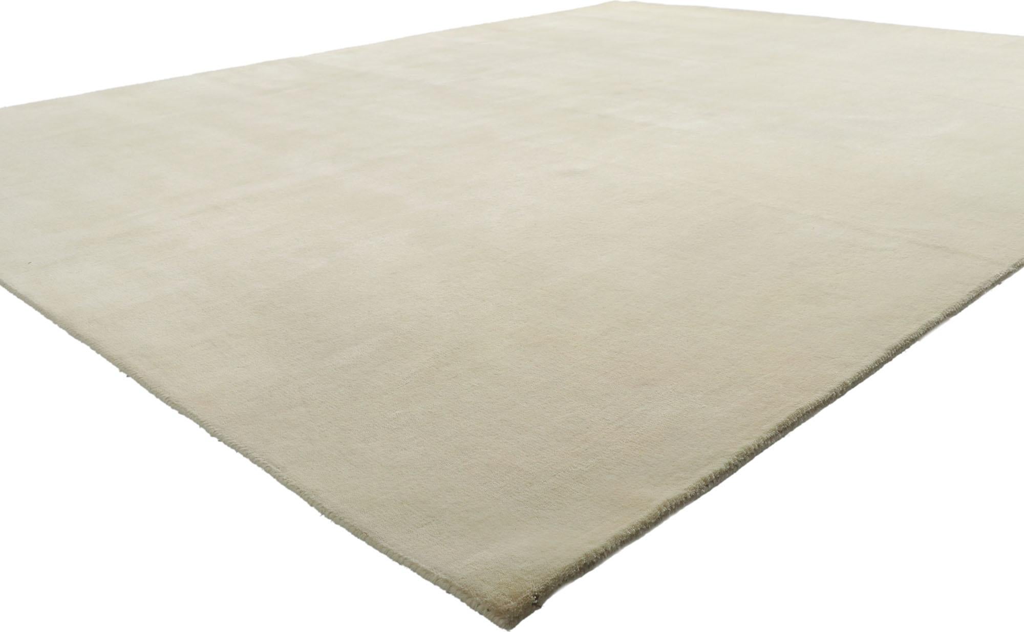 30750 New Contemporary Ivory Area Rug with Minimalist Style, 08'01 x 10'01. Ce tapis en laine impeccablement confectionné se déploie sur les métiers à tisser experts de l'Inde moderne, dans un univers captivant d'allure contemporaine et de