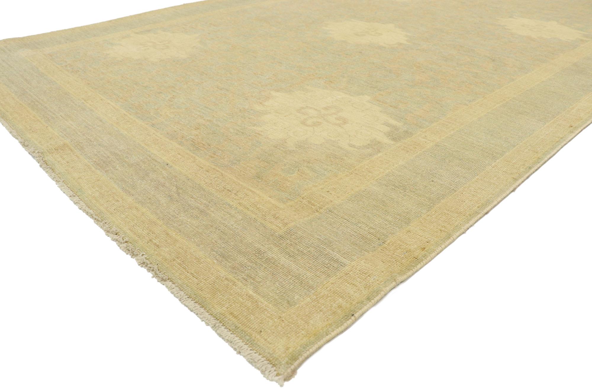 80189, neuer zeitgenössischer Khotan Gallery Teppich im Transitional-Stil. Dieser handgeknüpfte Khotan-Galerieteppich aus Wolle ist weicher, aber nicht weniger auffallend. Er zeigt ein durchgehendes Arabeskenmuster, das mit Ruyi-Wolken verwoben ist,