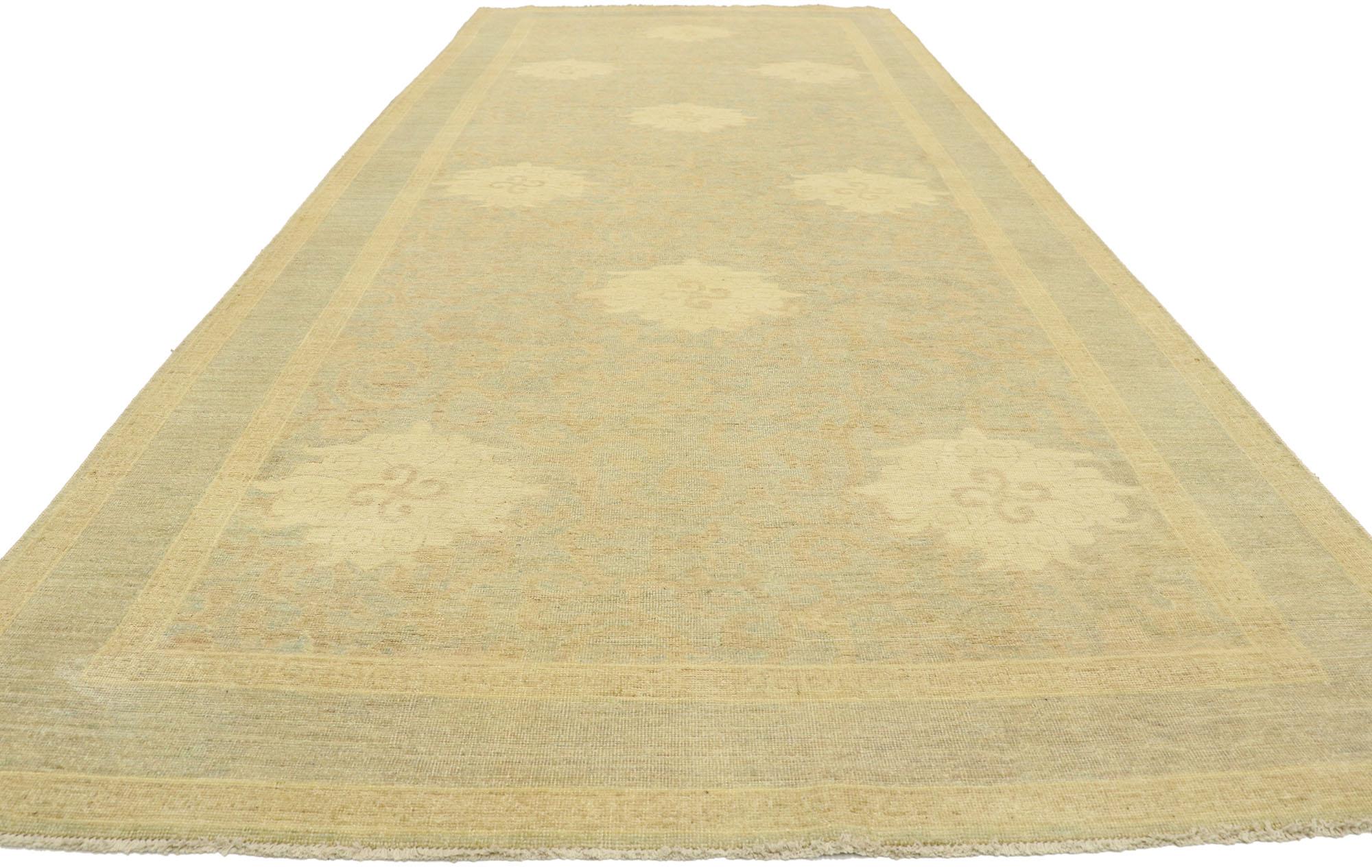 Pakistanais Nouveau tapis de galerie contemporain Khotan avec style cottage transitionnel en vente