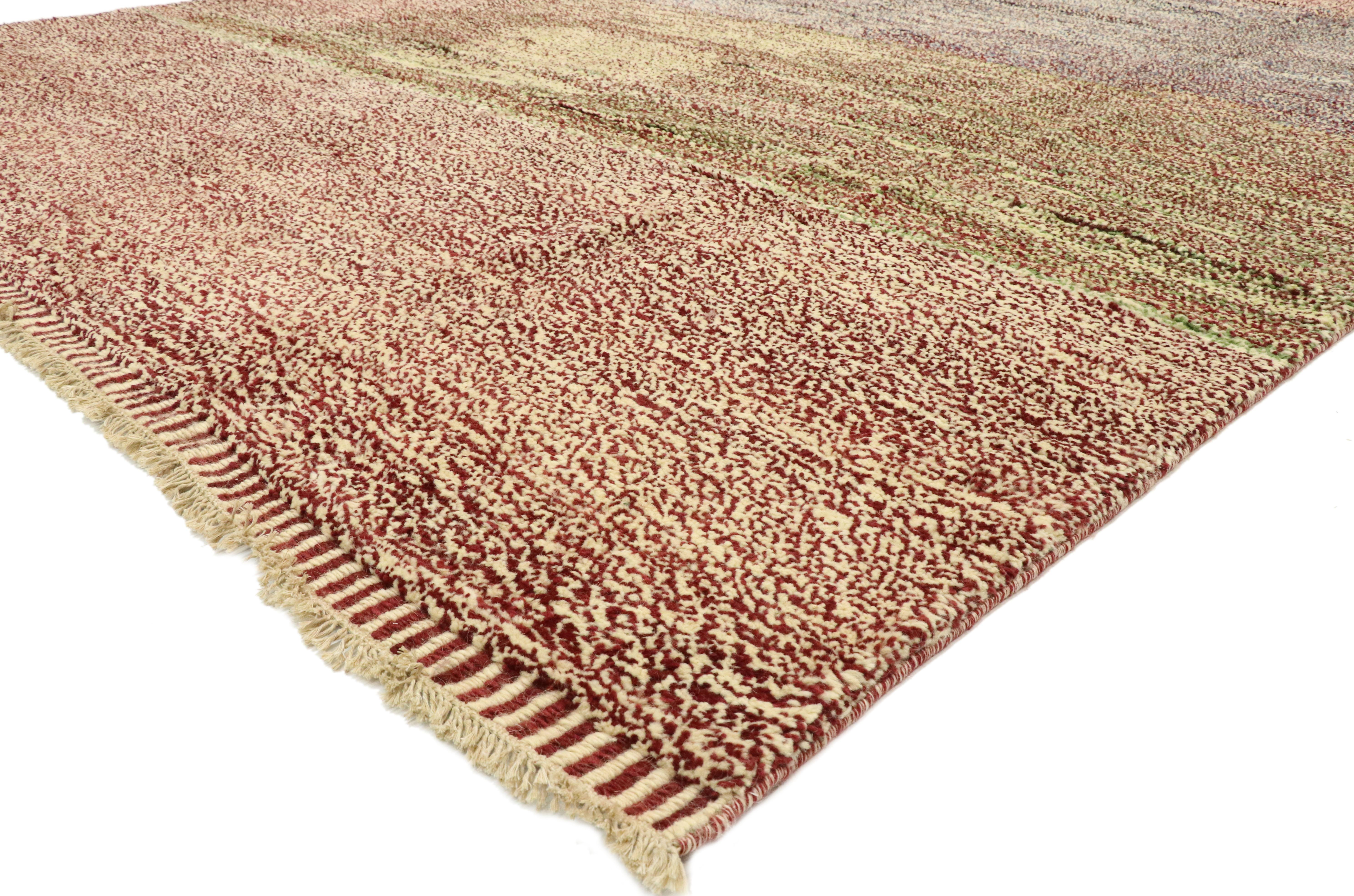 80583, nouveau tapis marocain contemporain aux accents Bohemian Chic Hygge. Doux et somptueux, ce tapis marocain contemporain en laine nouée à la main est une vision captivante de la beauté tissée. La combinaison de l'ombre et des délicats confettis