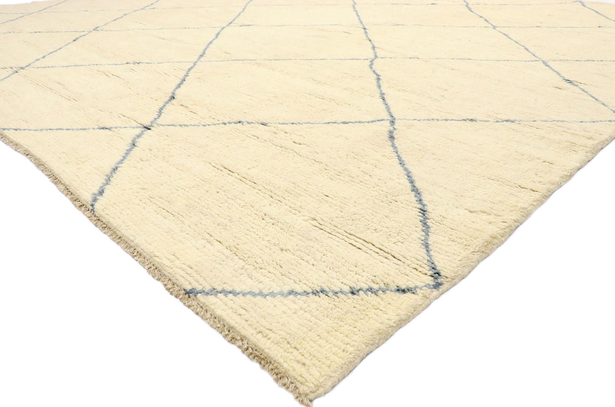 80449 Grand tapis marocain moderne organique, 12'01 x 13'02.
Ce tapis de style marocain en laine nouée à la main allie la modernité bohème au minimalisme shibui. Le design simpliste du treillis de diamants et les couleurs neutres tissées dans cette