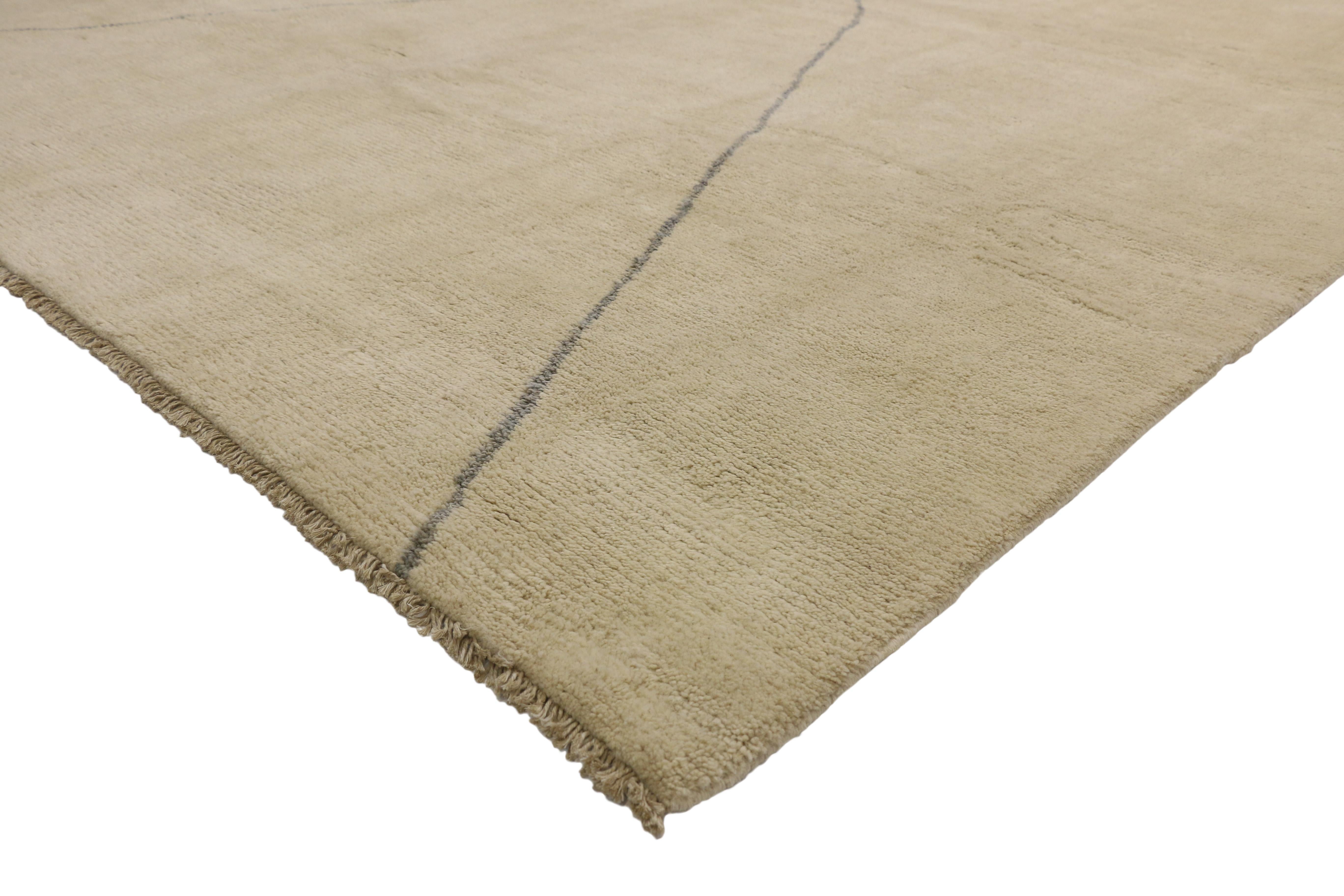 80516, nouveau tapis marocain contemporain au style moderne. Ce tapis marocain contemporain en laine nouée à la main présente des lignes grises contrastées sur toute la longueur de la toile de fond beige sable. Les lignes fines s'entrecroisent de